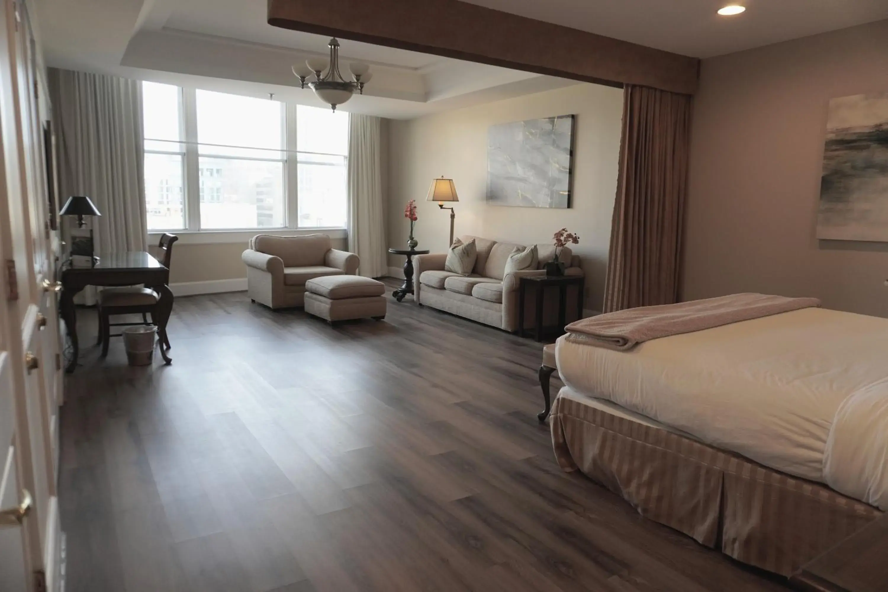 Superior King Suite with Sofa Bed - Non Smoking in Haywood Park Hotel, an Ascend Collection Hotel Superior King Suite with Sofa Bed - Non Smoking in Haywood Park Hotel, an Ascend Collection Hotel