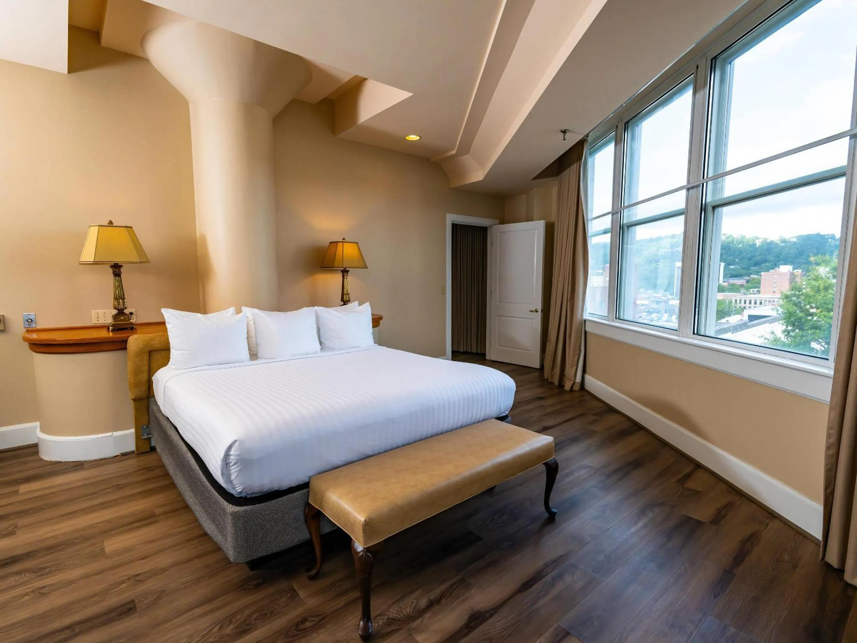 Bedroom, Bed in Haywood Park Hotel, an Ascend Collection Hotel