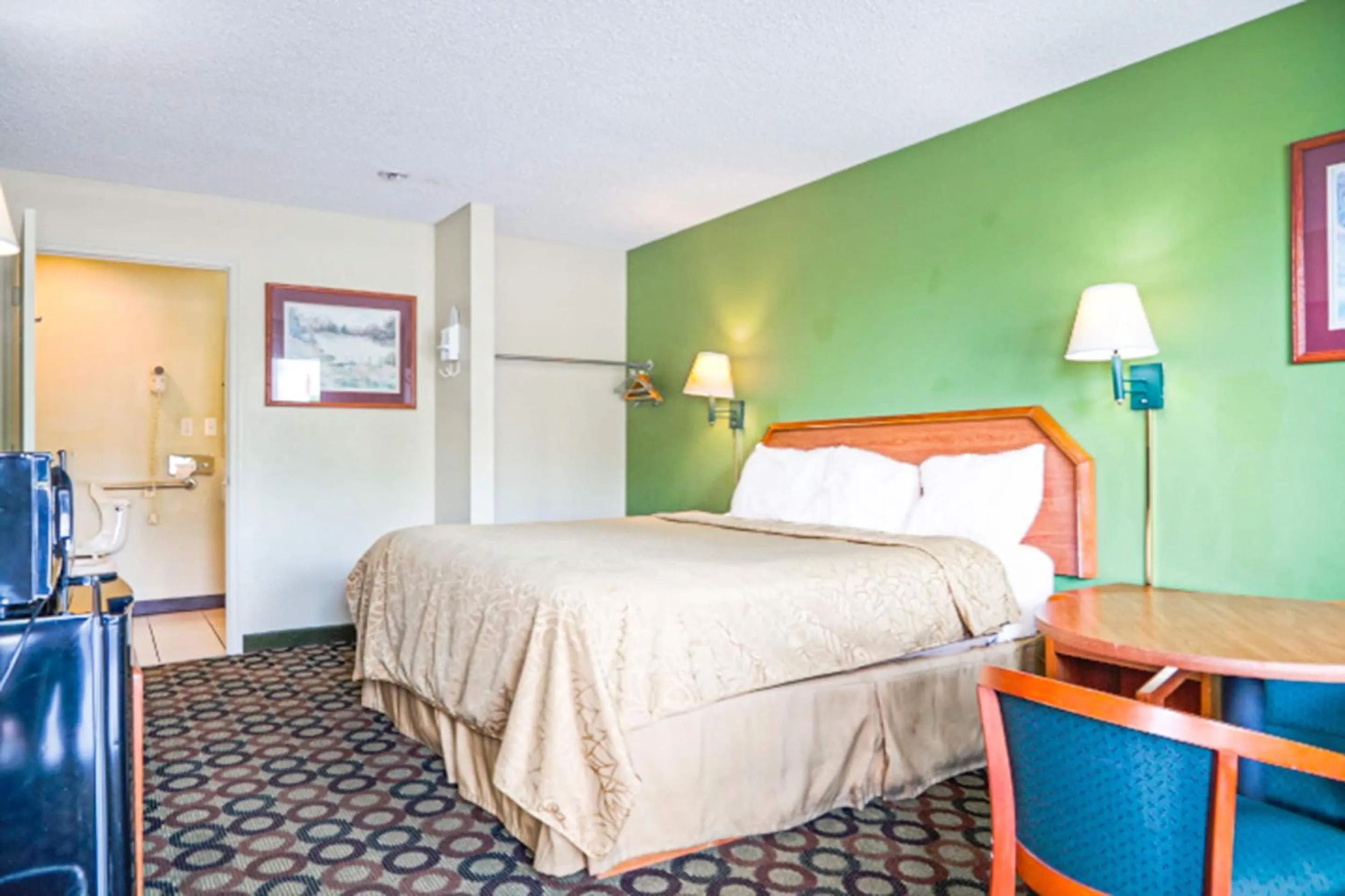 Bedroom, Bed in Economy Inn By OYO Ashburn