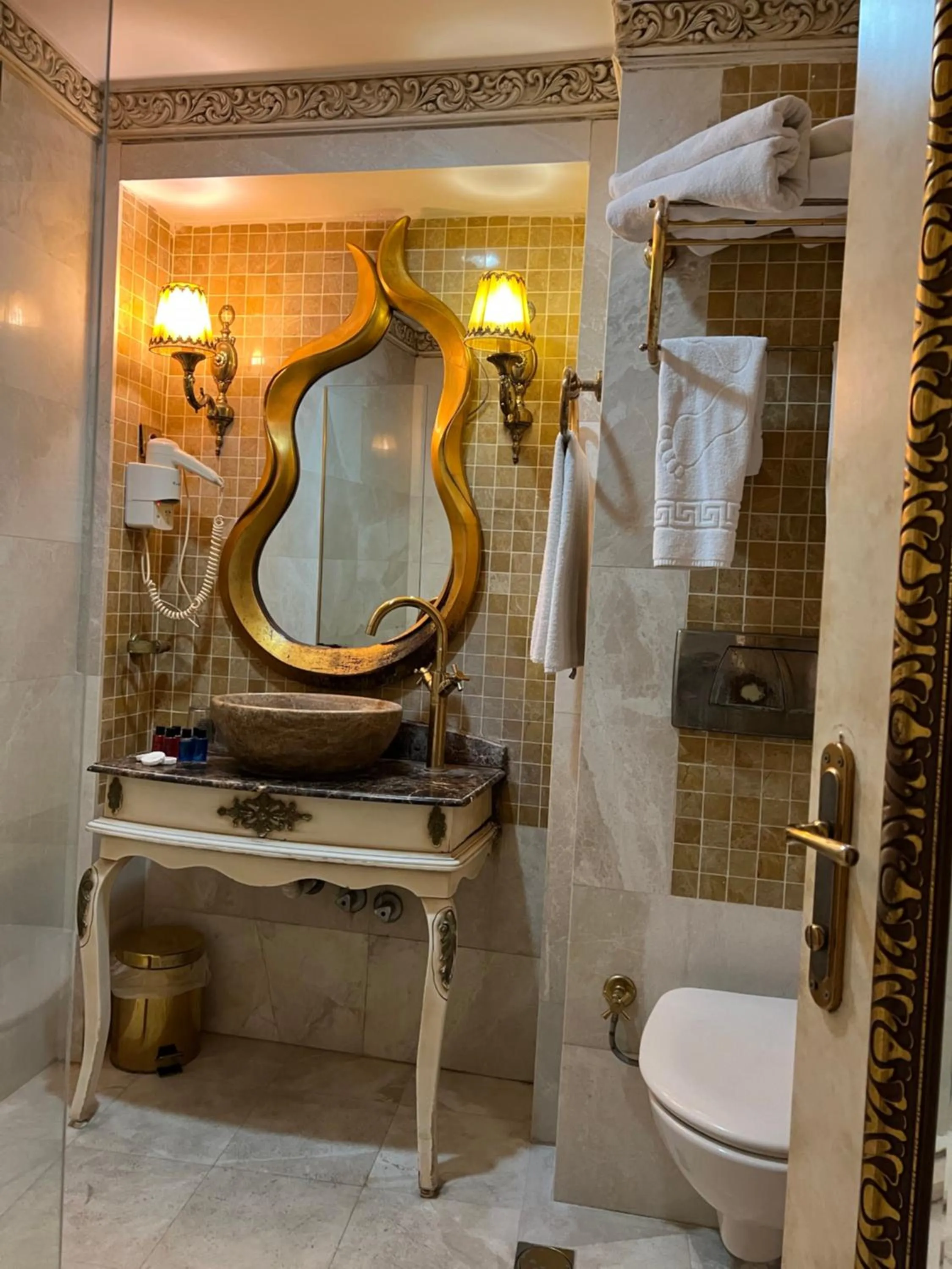 Shower in Hotel Buyuk Hamit