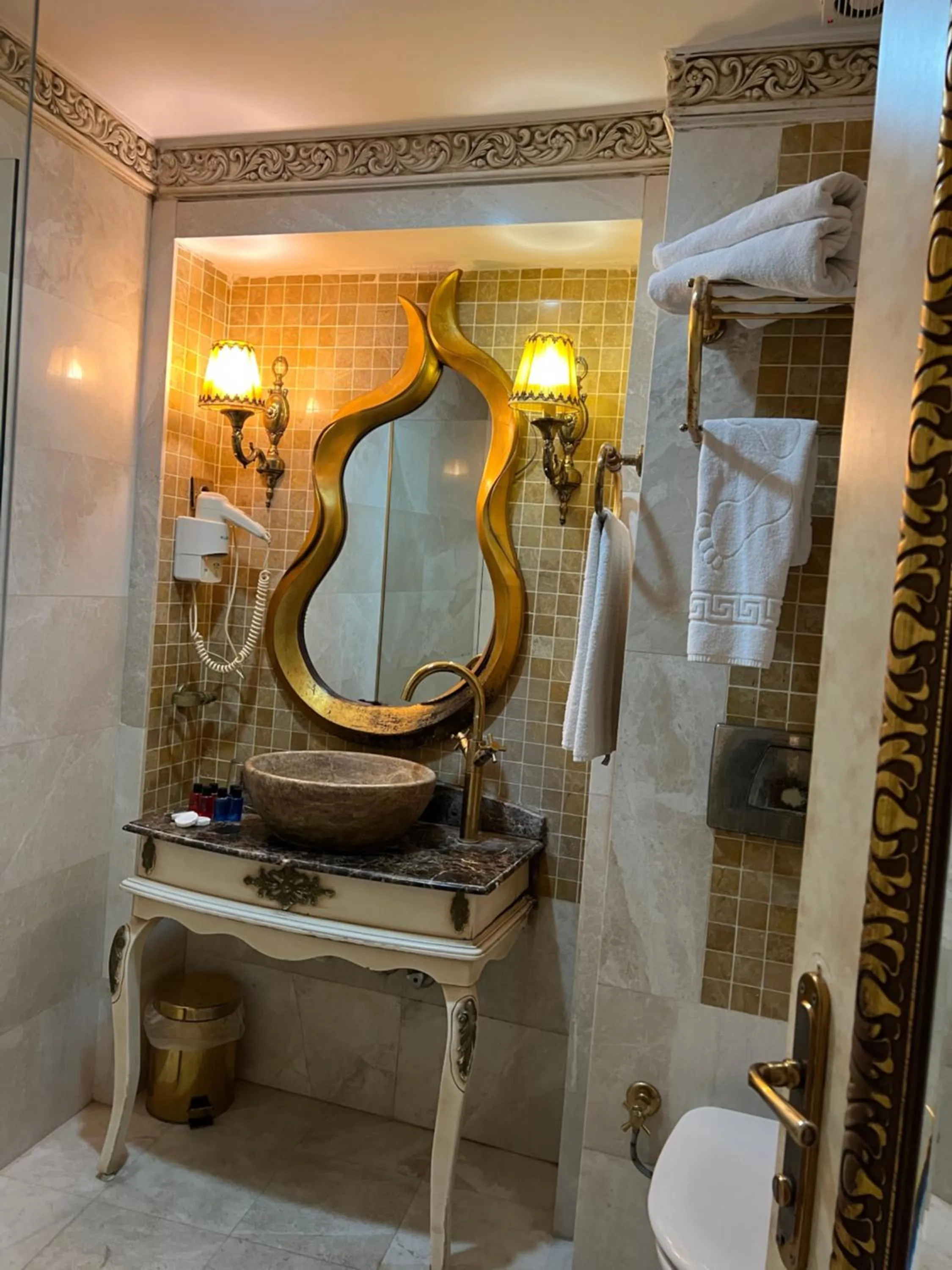 Shower in Hotel Buyuk Hamit