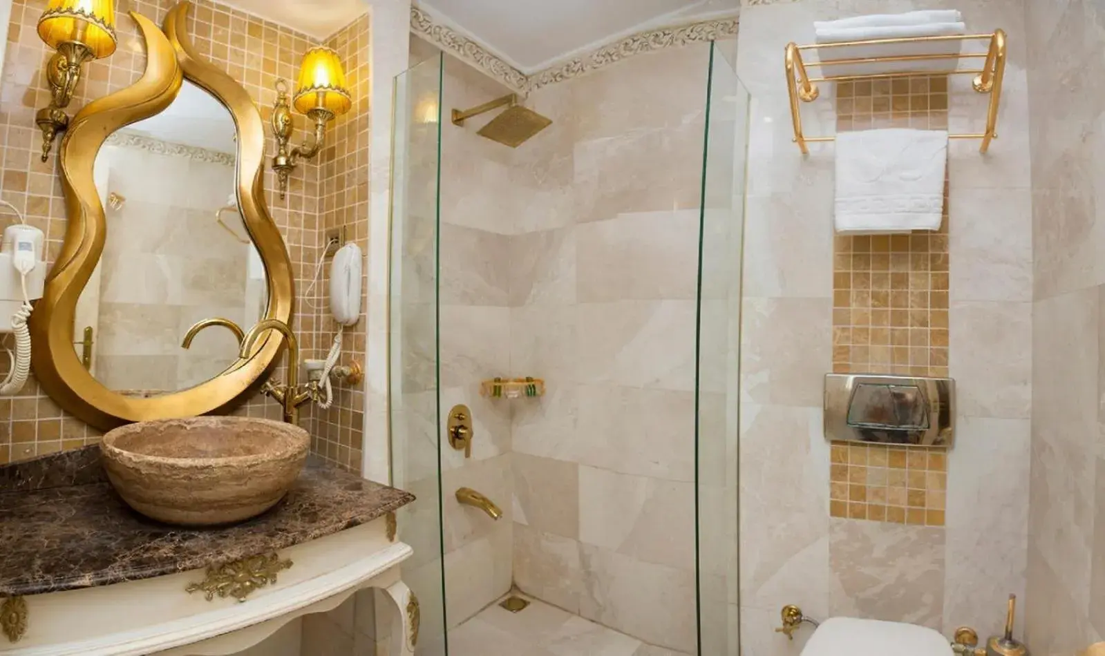 Bathroom in Hotel Buyuk Hamit Bathroom in Hotel Buyuk Hamit