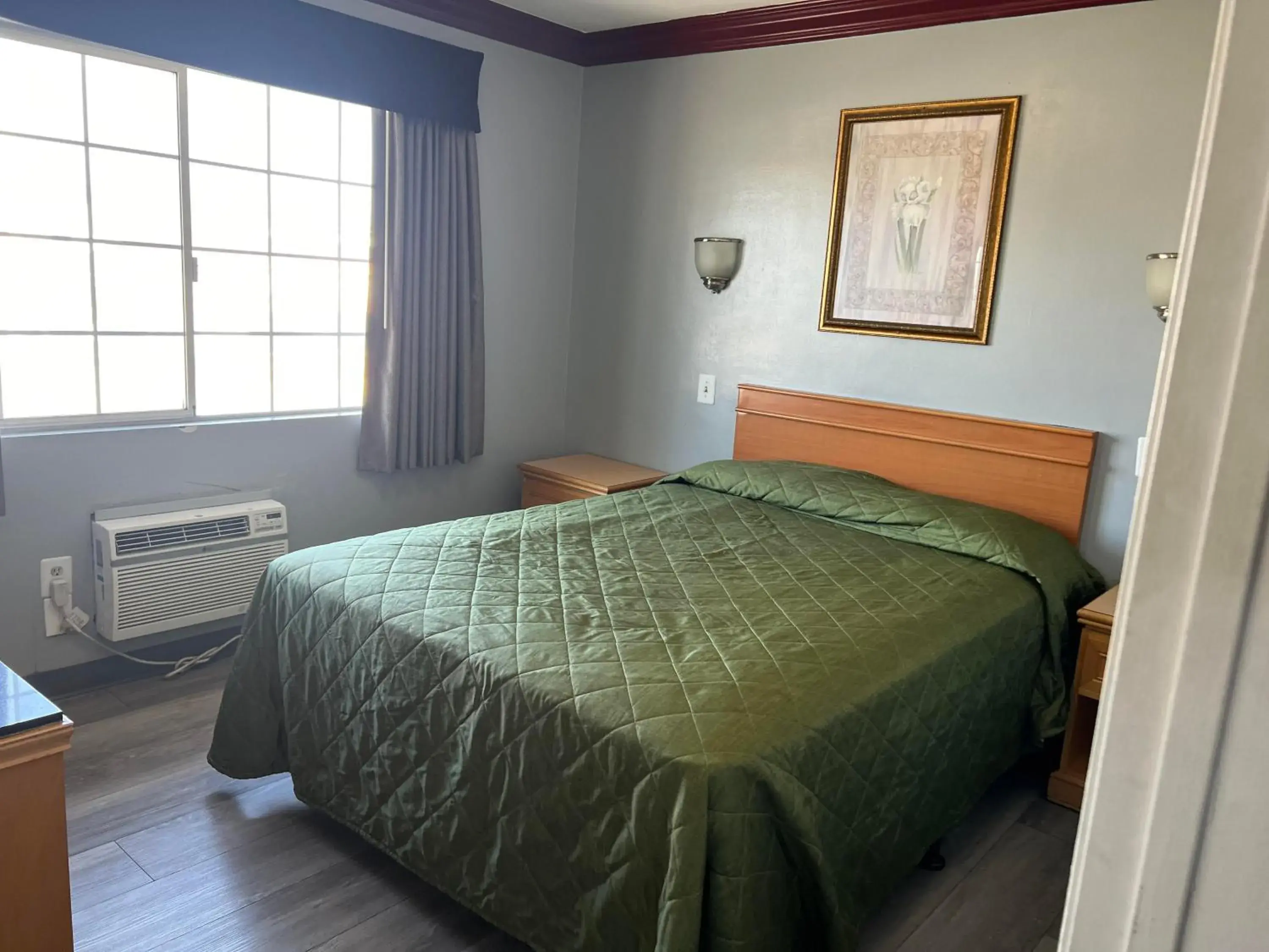 Bed in Harbor Inn