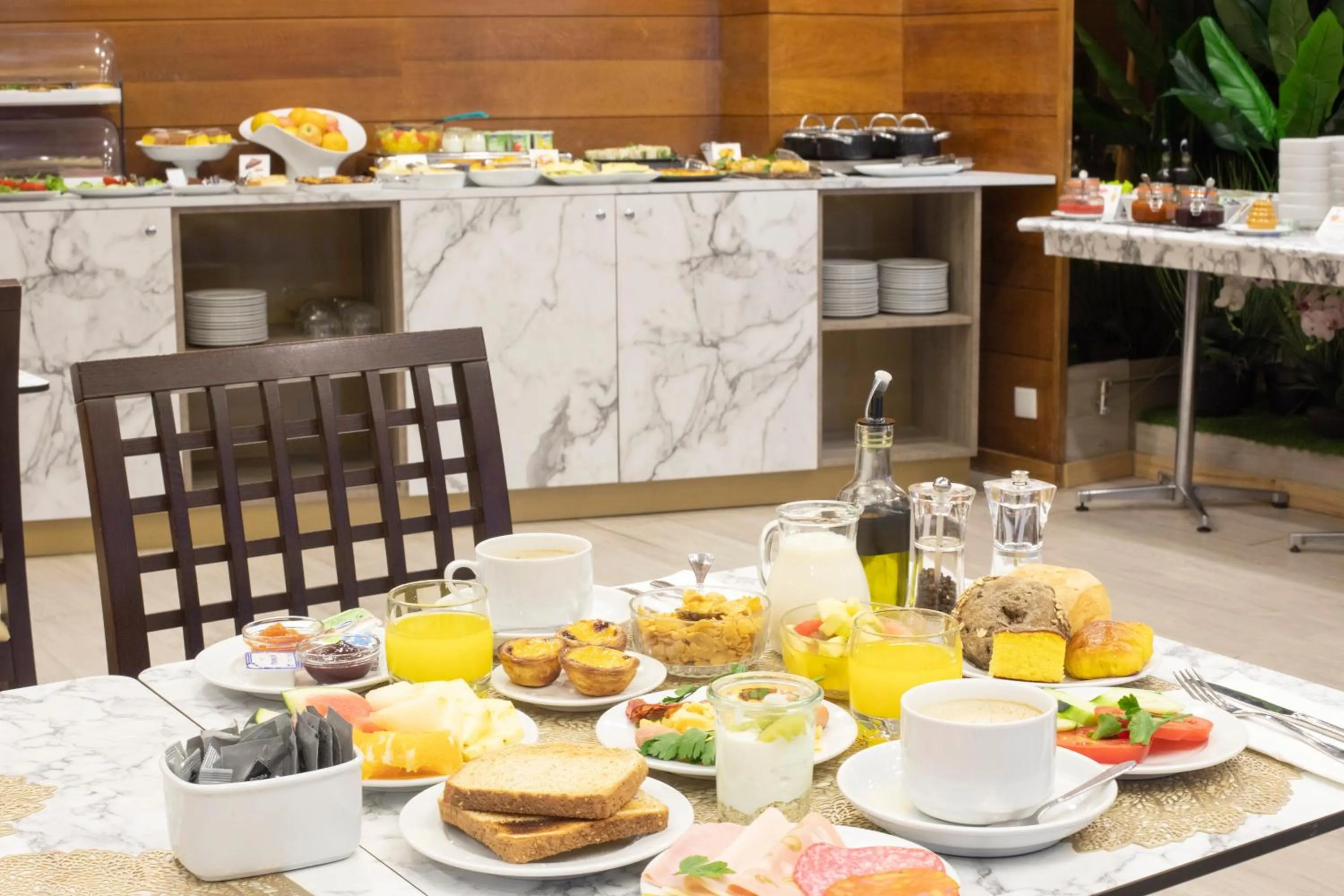 Buffet breakfast in Casual Inca Porto