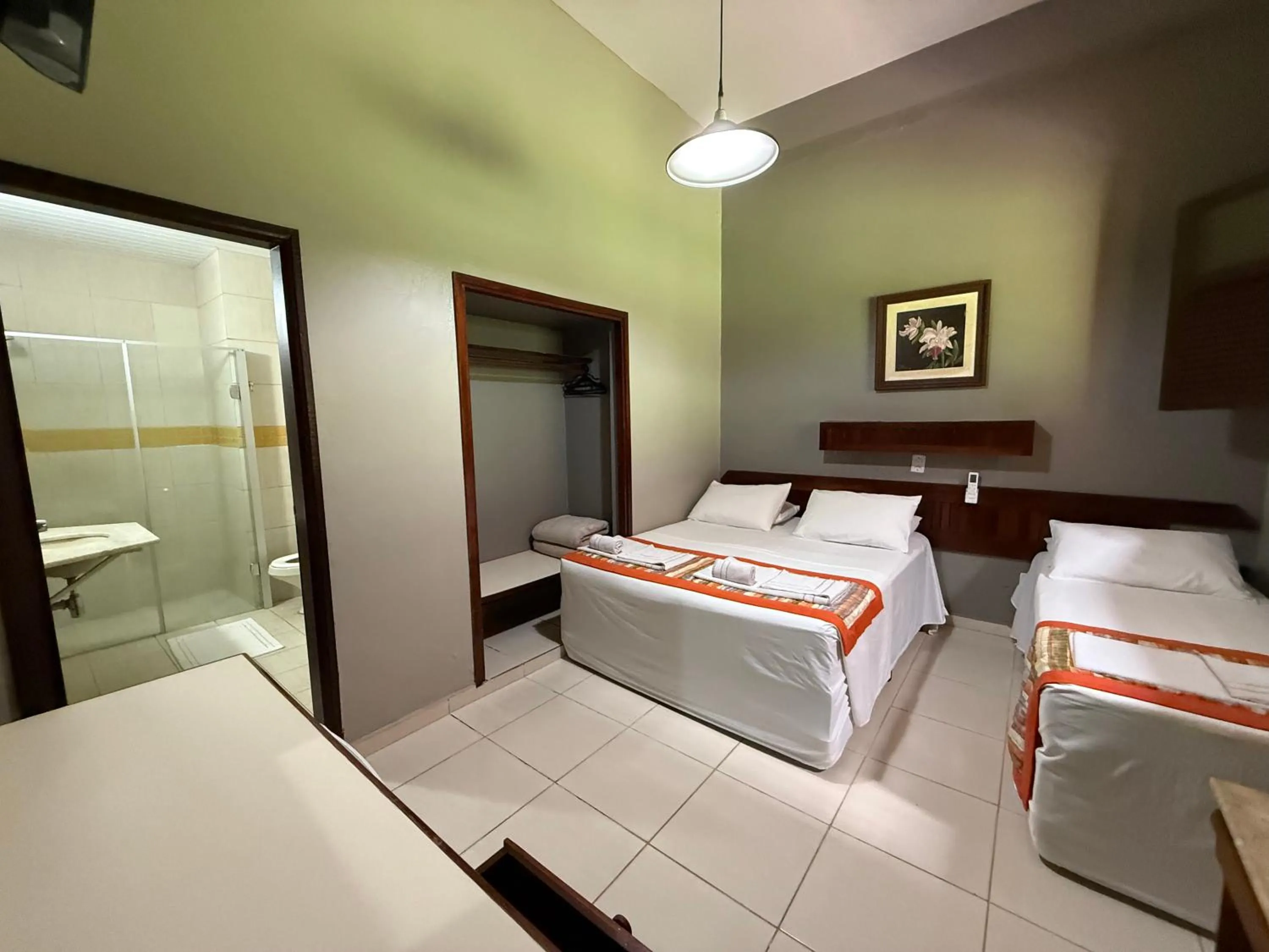 Bathroom, Bed in Hotel Mato Grosso Águas Quentes