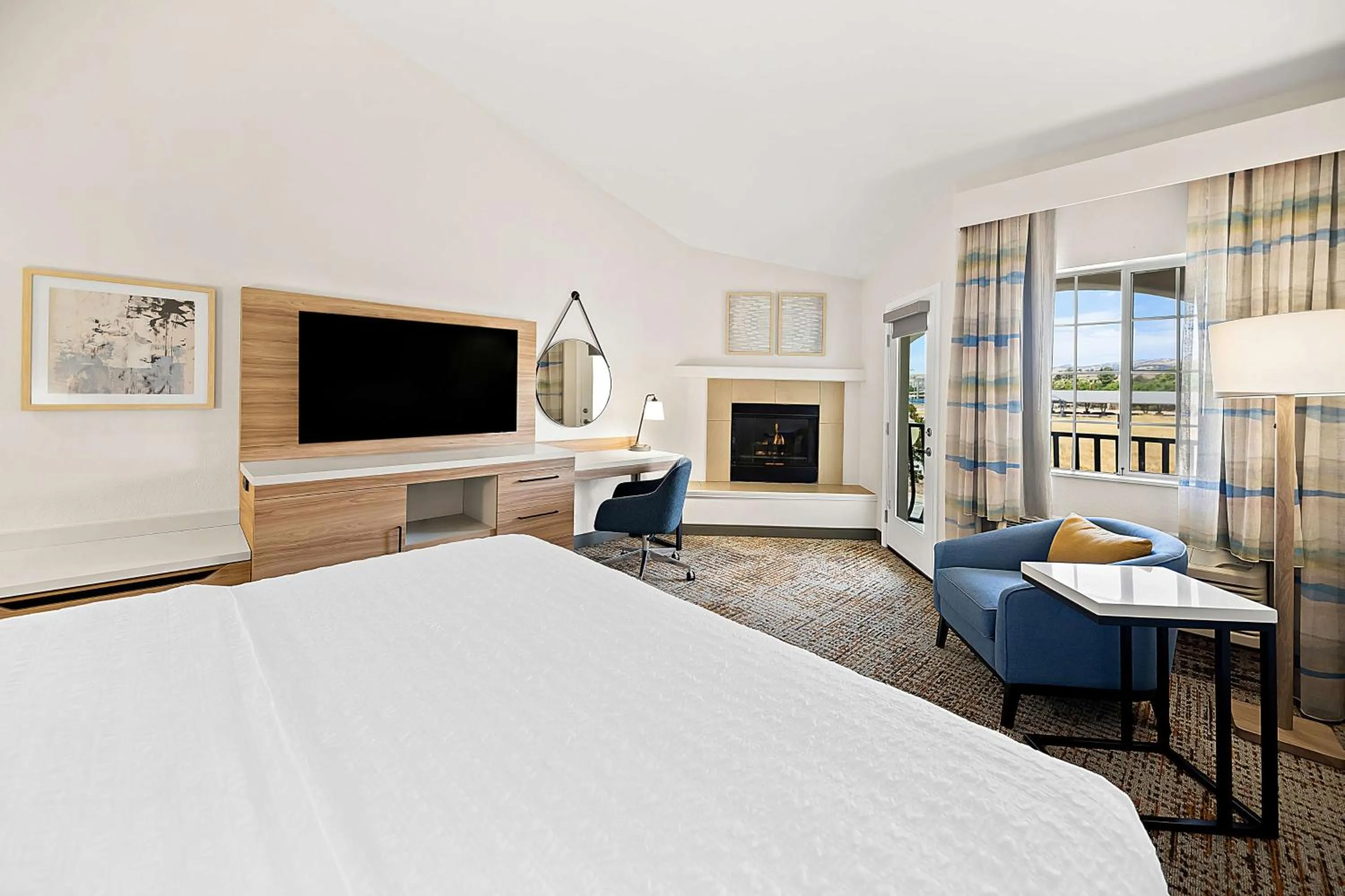 Living room, Bed in Hampton Inn Morgan Hill