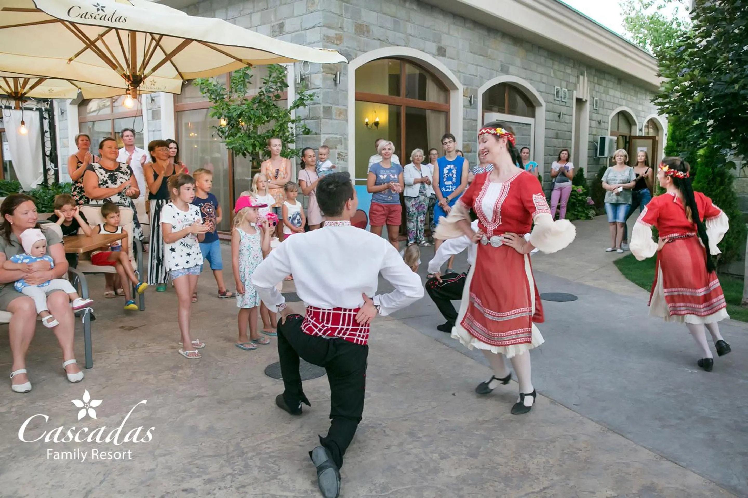 Evening entertainment in Cascadas Family Resort