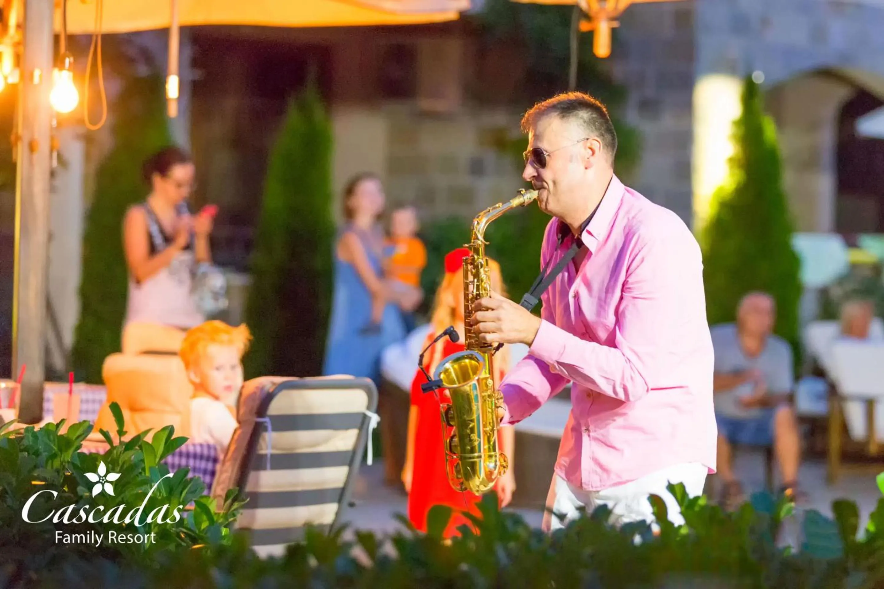 Evening entertainment in Cascadas Family Resort