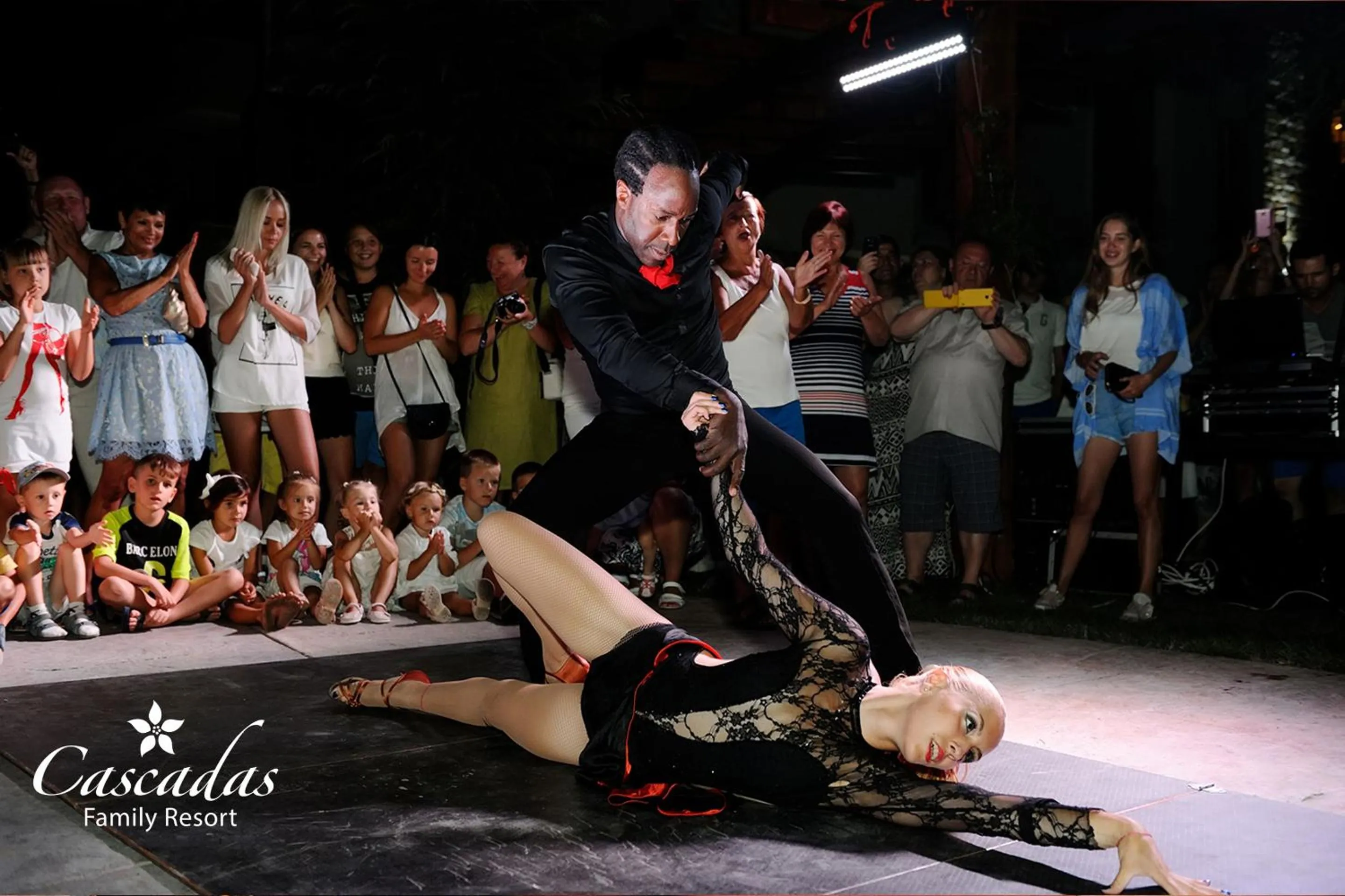 Evening entertainment in Cascadas Family Resort