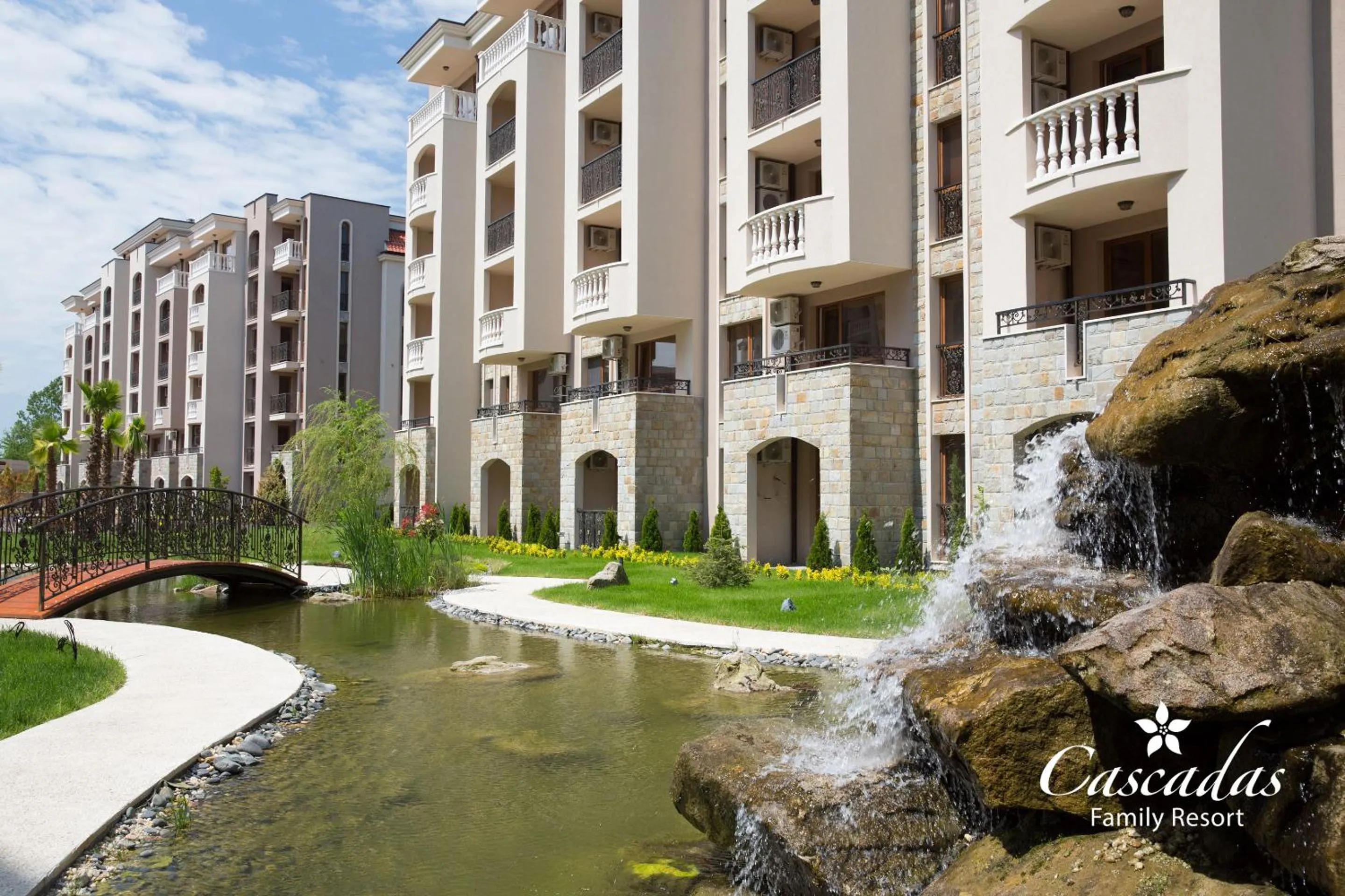 Property building in Cascadas Family Resort