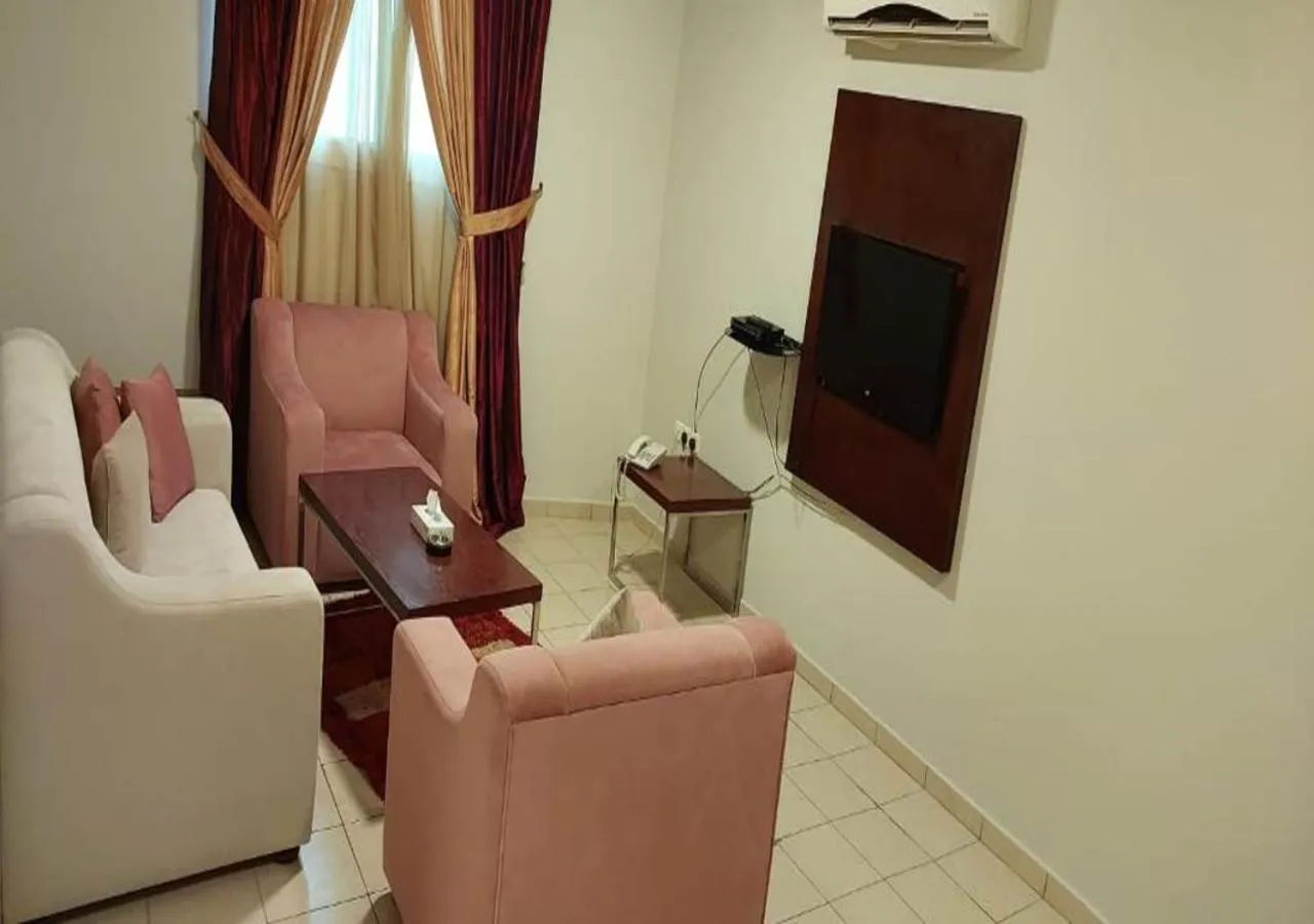 Communal lounge/ TV room in Raoum Inn Majmaa