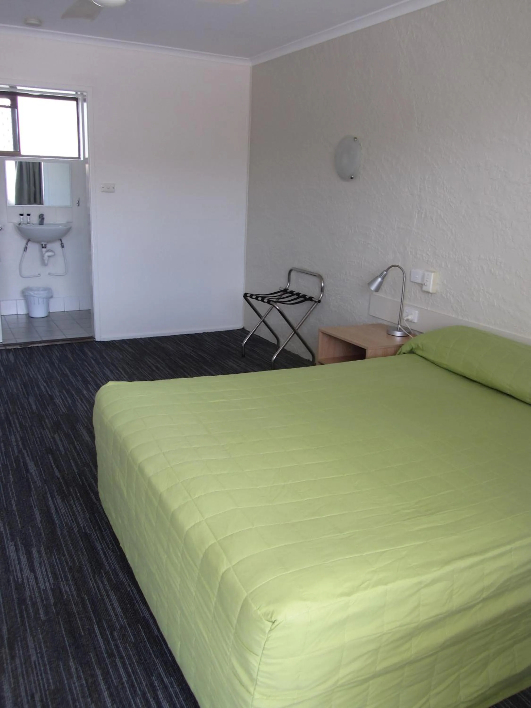 Photo of the whole room, Bed in Urangan Motor Inn