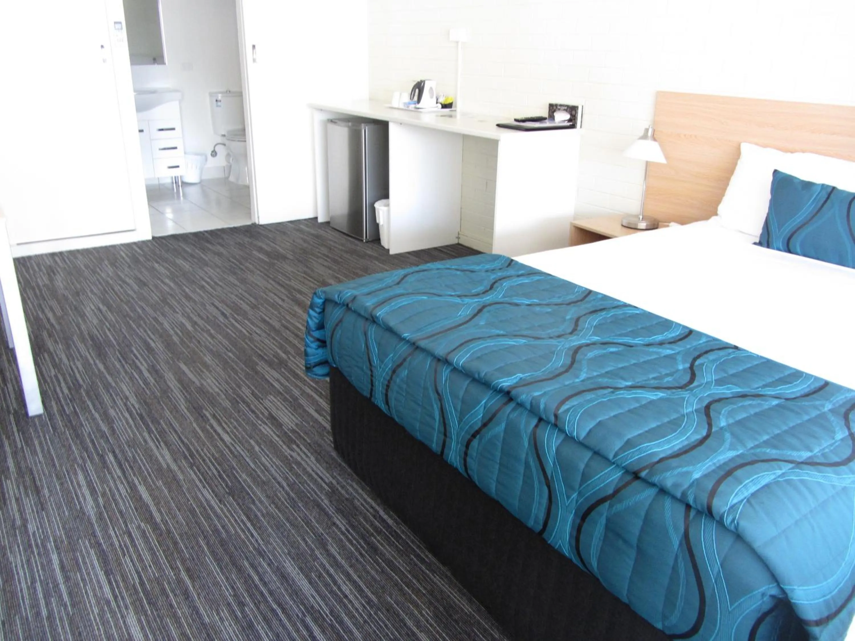 Photo of the whole room, Bed in Urangan Motor Inn