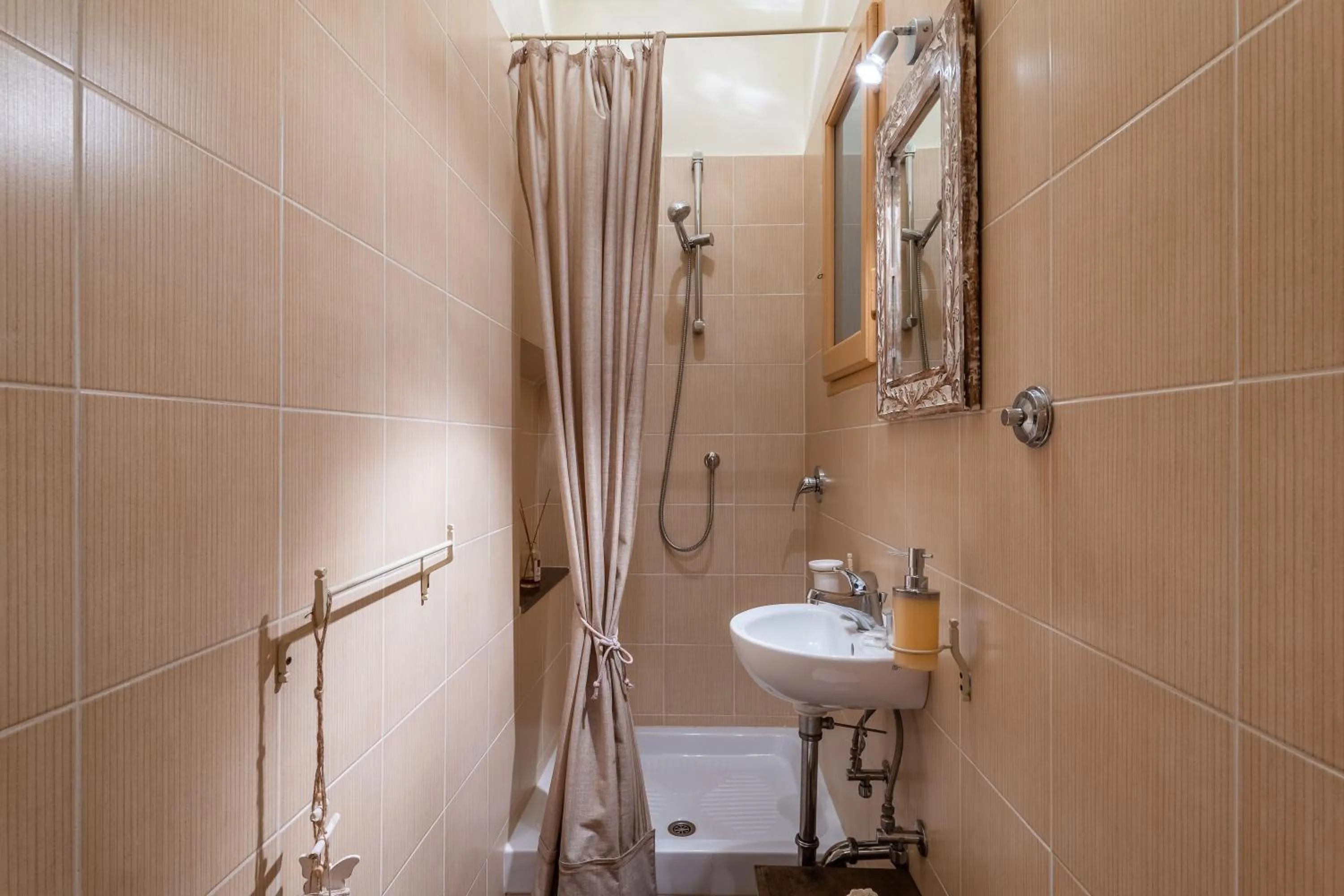 Shower in The Painters house in Santa Croce by Mmega