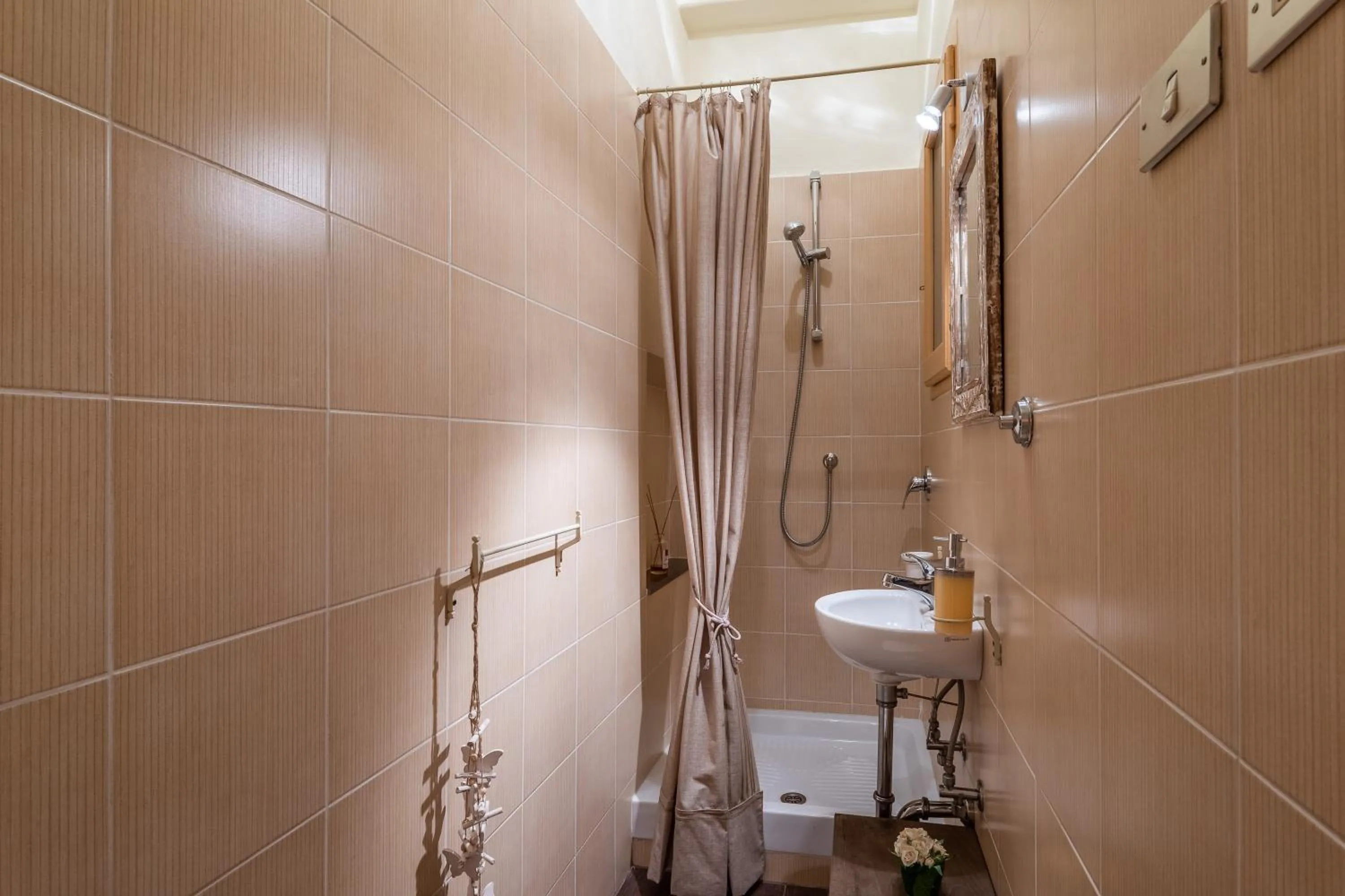 Shower in The Painters house in Santa Croce by Mmega