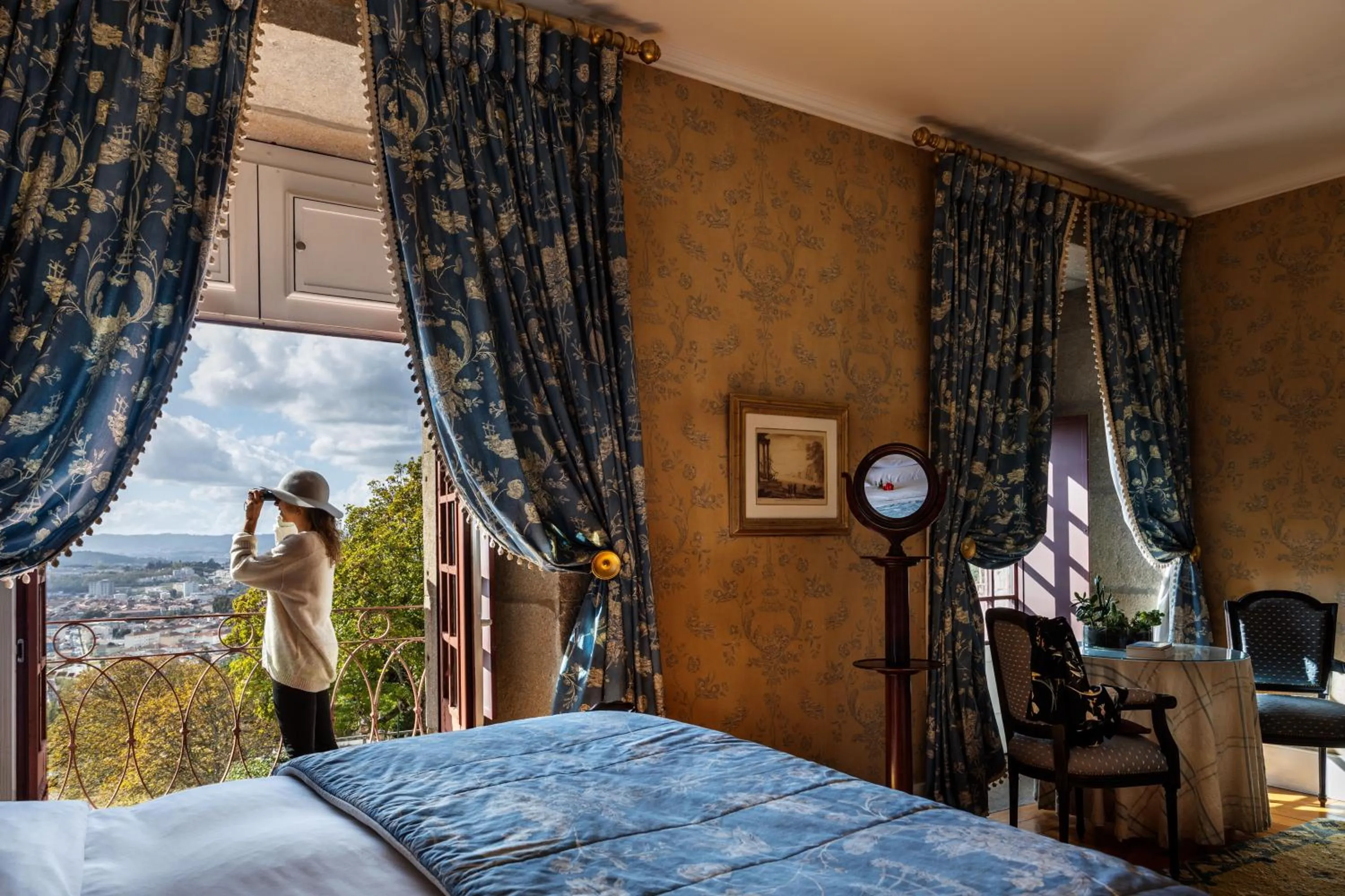 View (from property/room), Bed in Pousada Mosteiro de Guimaraes