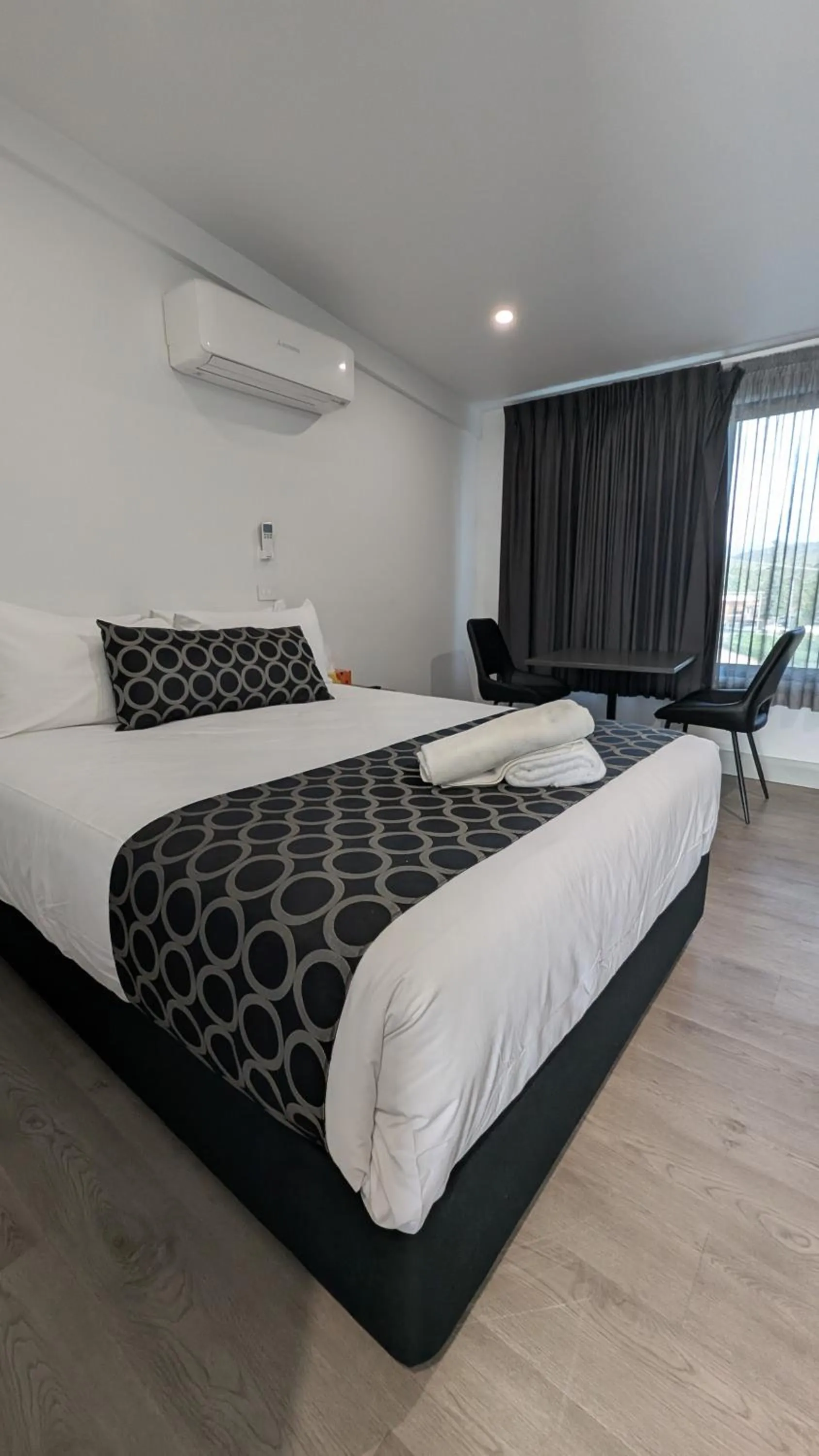 Bed in Cooma High Country Motel