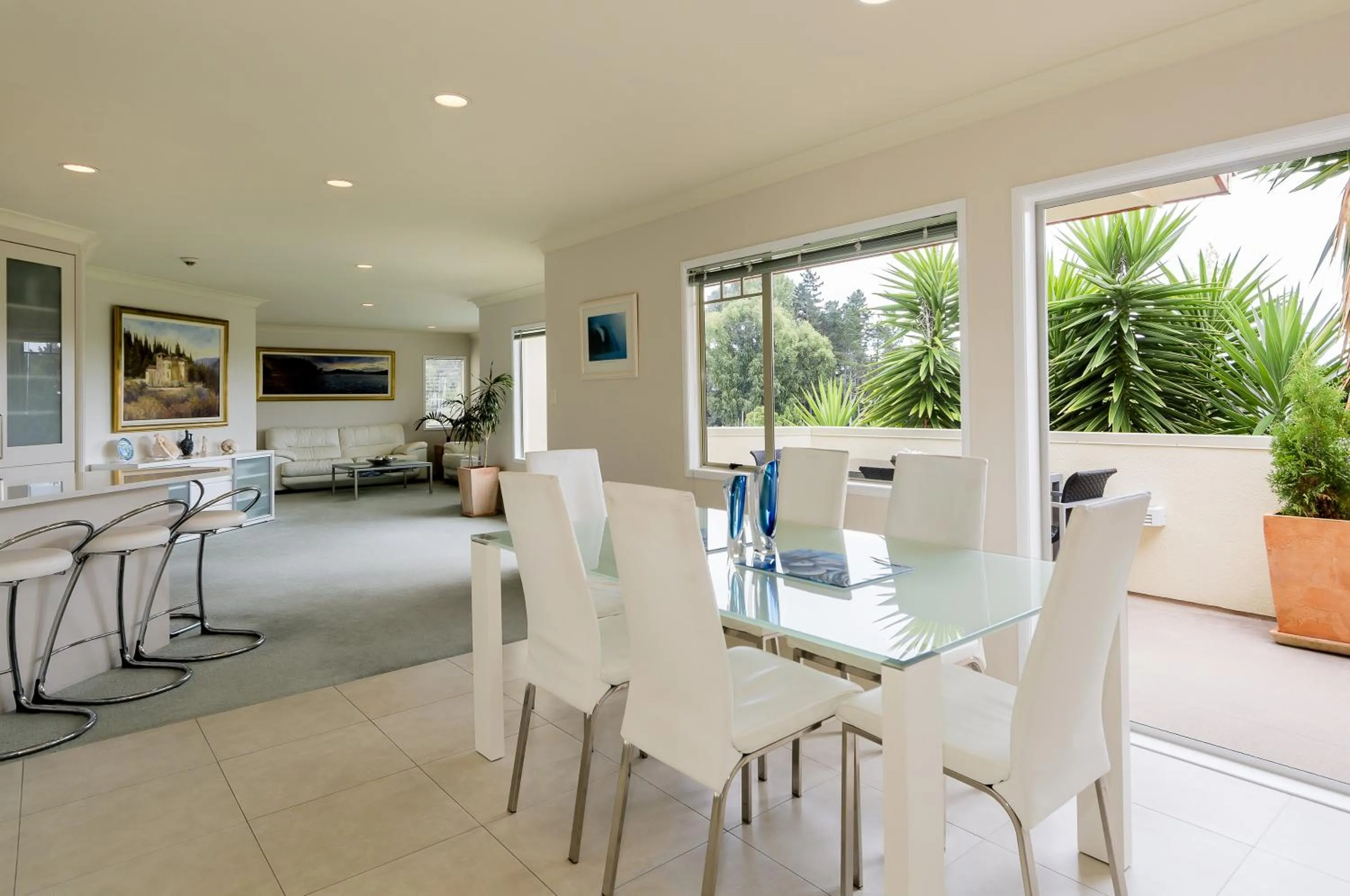 Dining area in Seascape Villa B&B