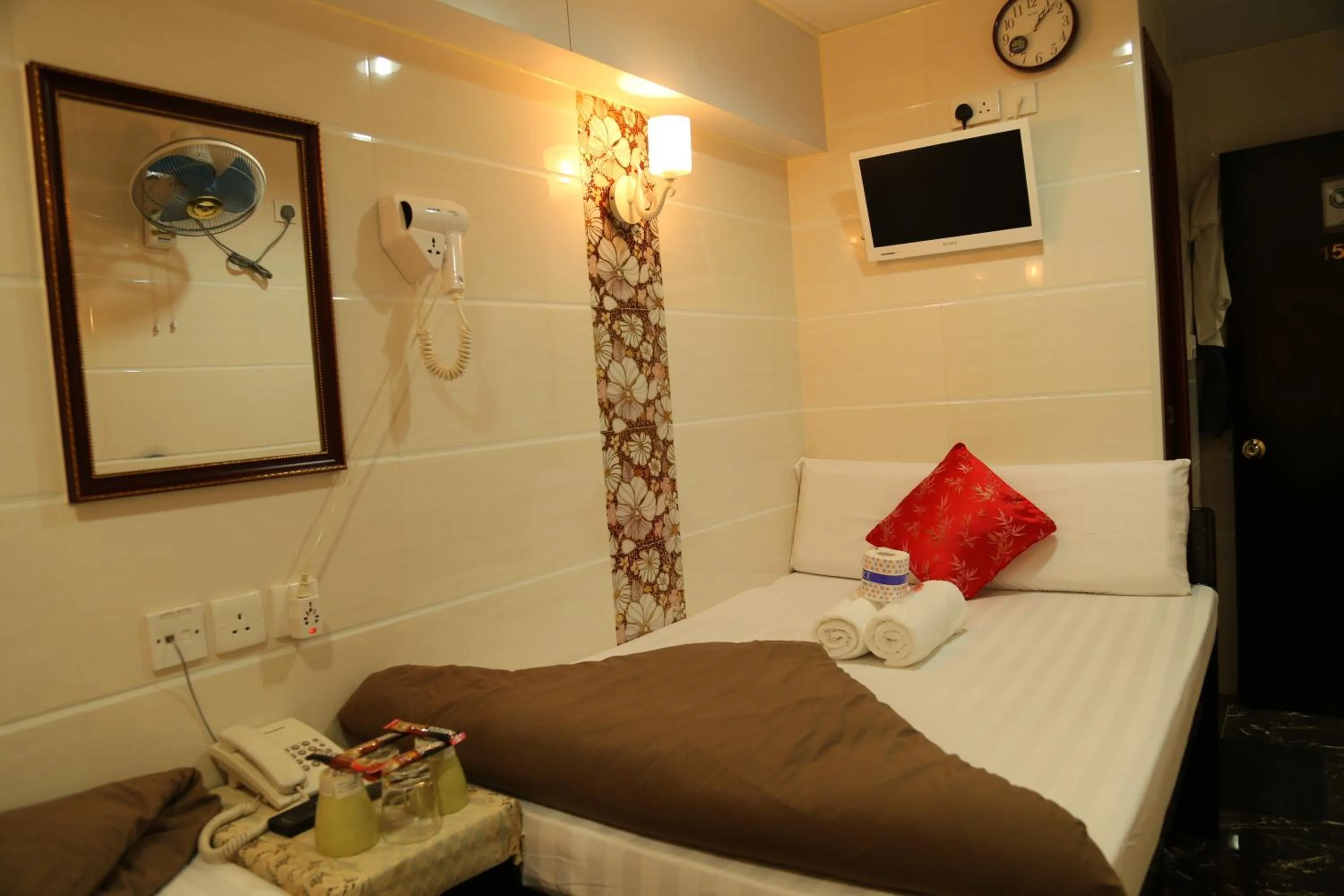 Photo of the whole room, Bed in New Tokyo Hostel