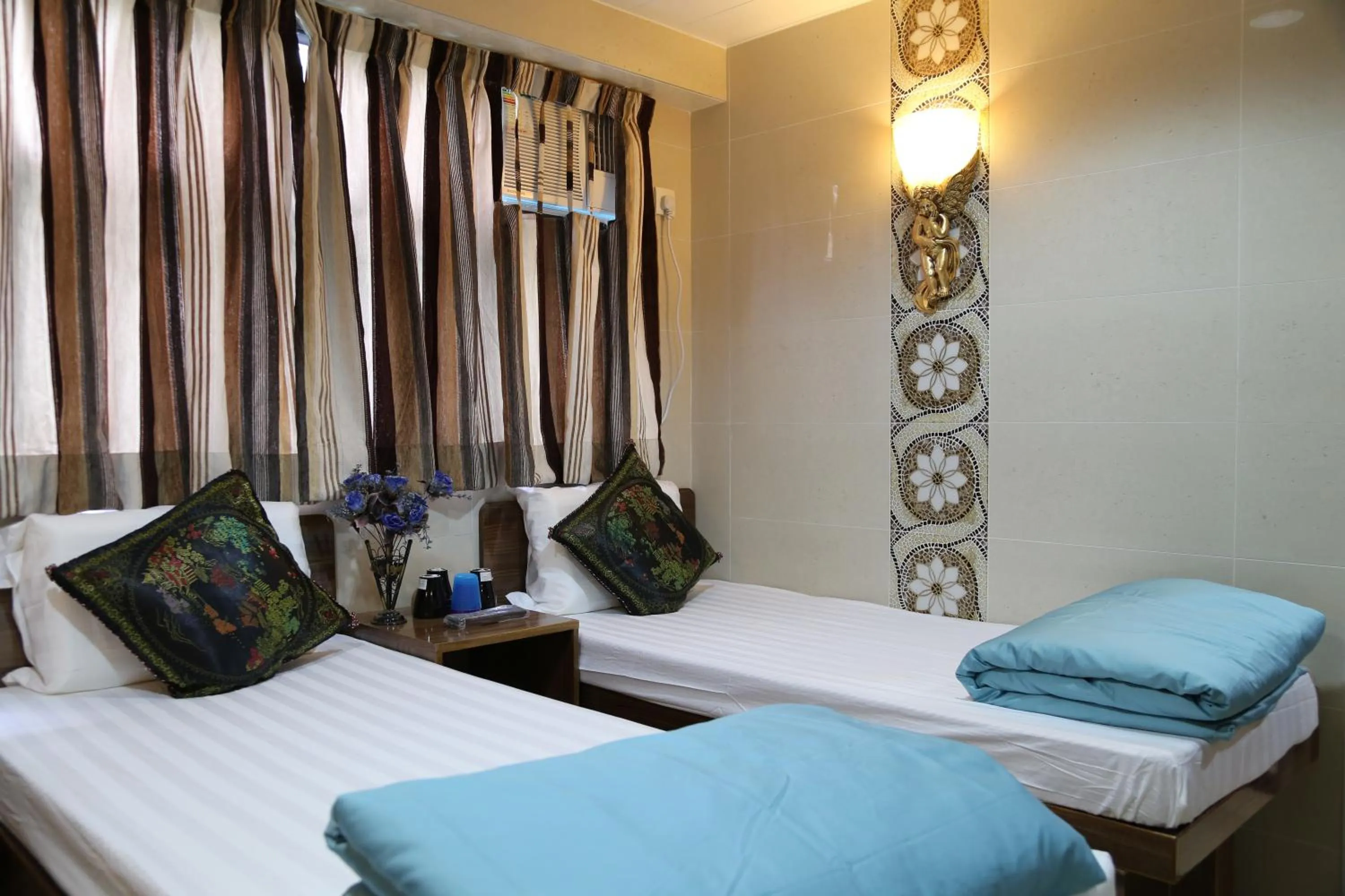 Photo of the whole room, Bed in New Tokyo Hostel