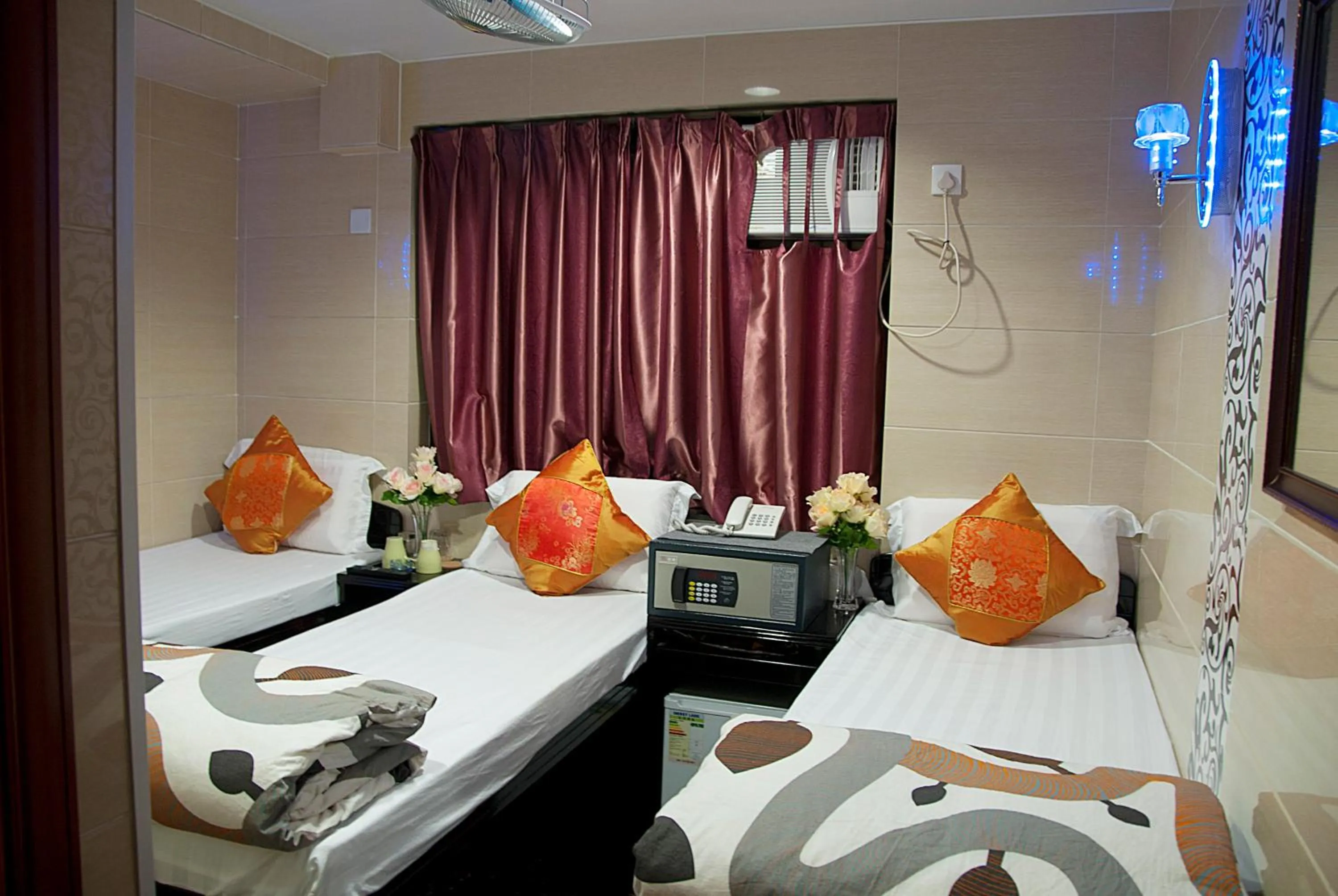 Photo of the whole room, Bed in New Tokyo Hostel