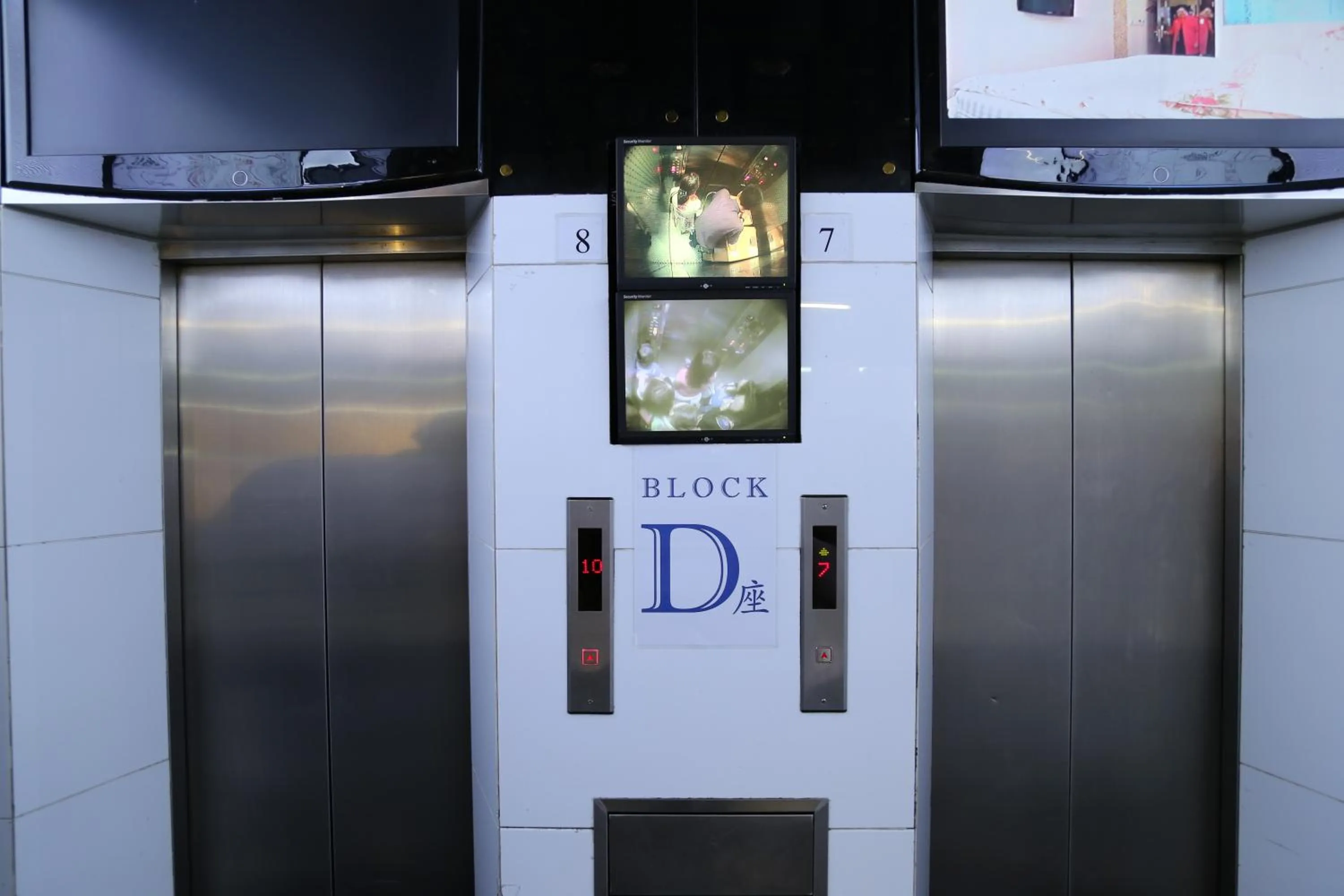 Logo/Certificate/Sign in New Tokyo Hostel