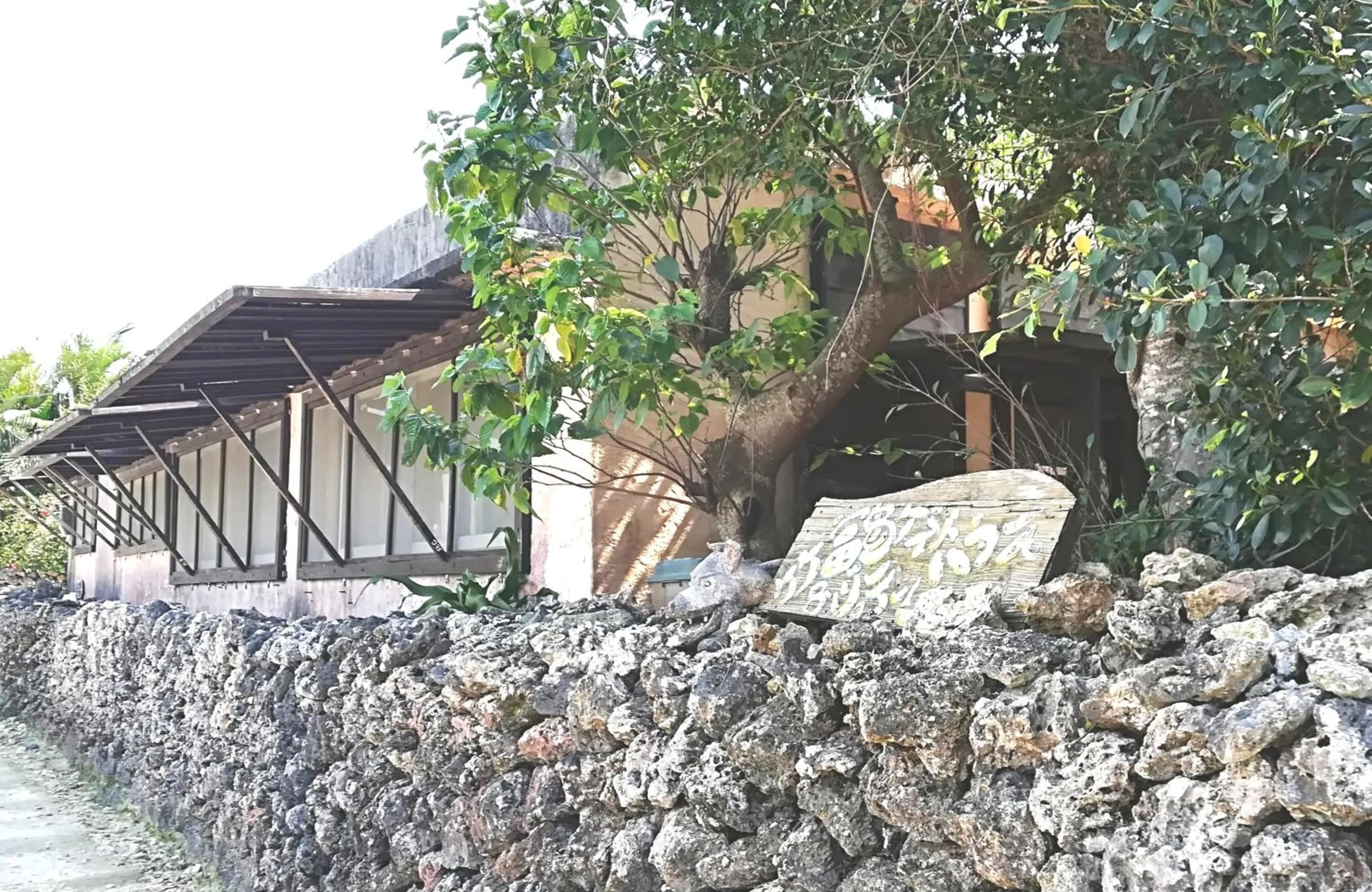 Property building in Taketomijima Guesthouse and je Taime