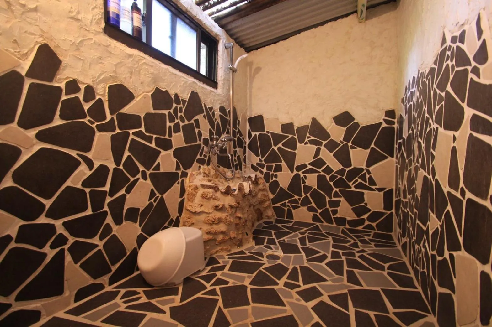 Shower in Taketomijima Guesthouse and je Taime