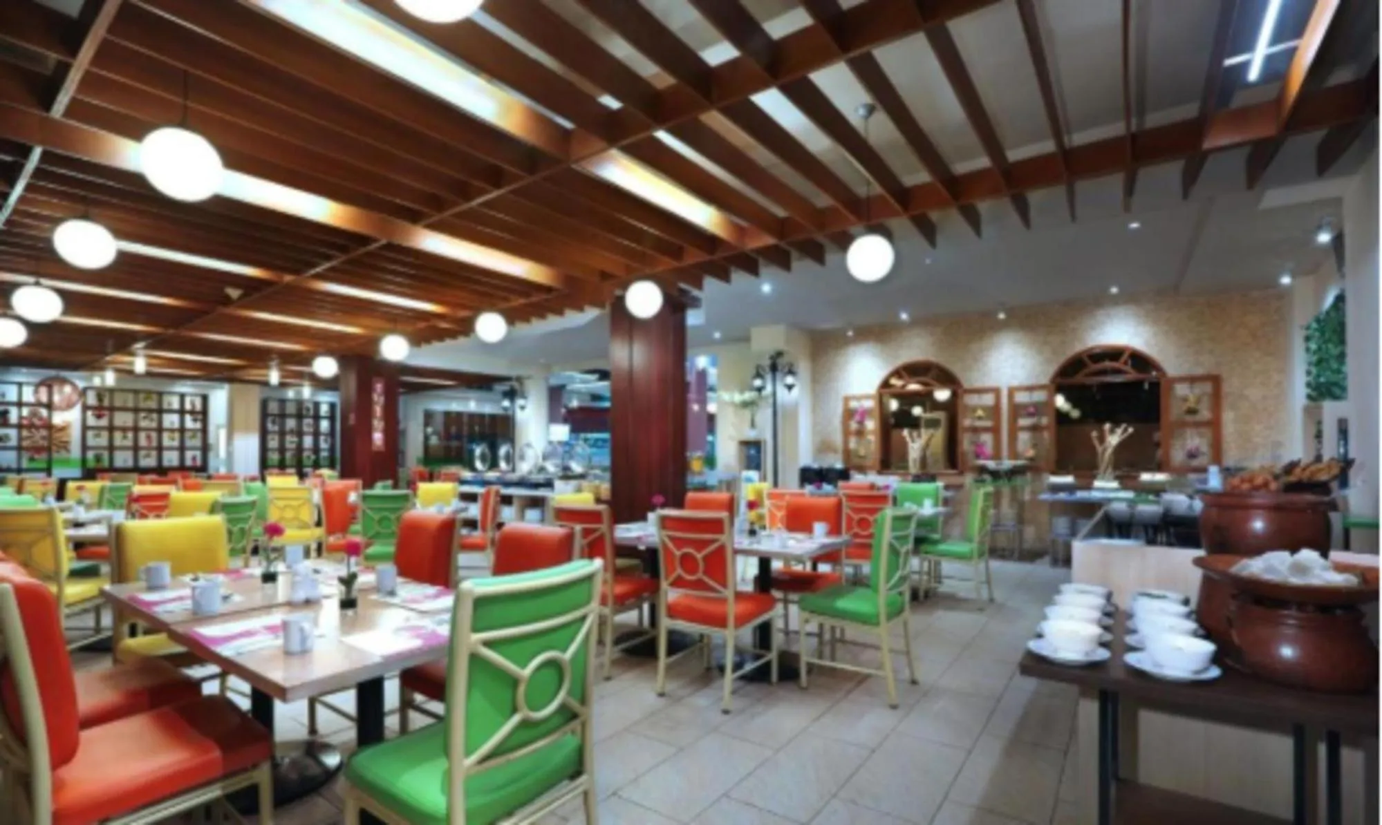 Restaurant/places to eat in favehotel Premier Cihampelas