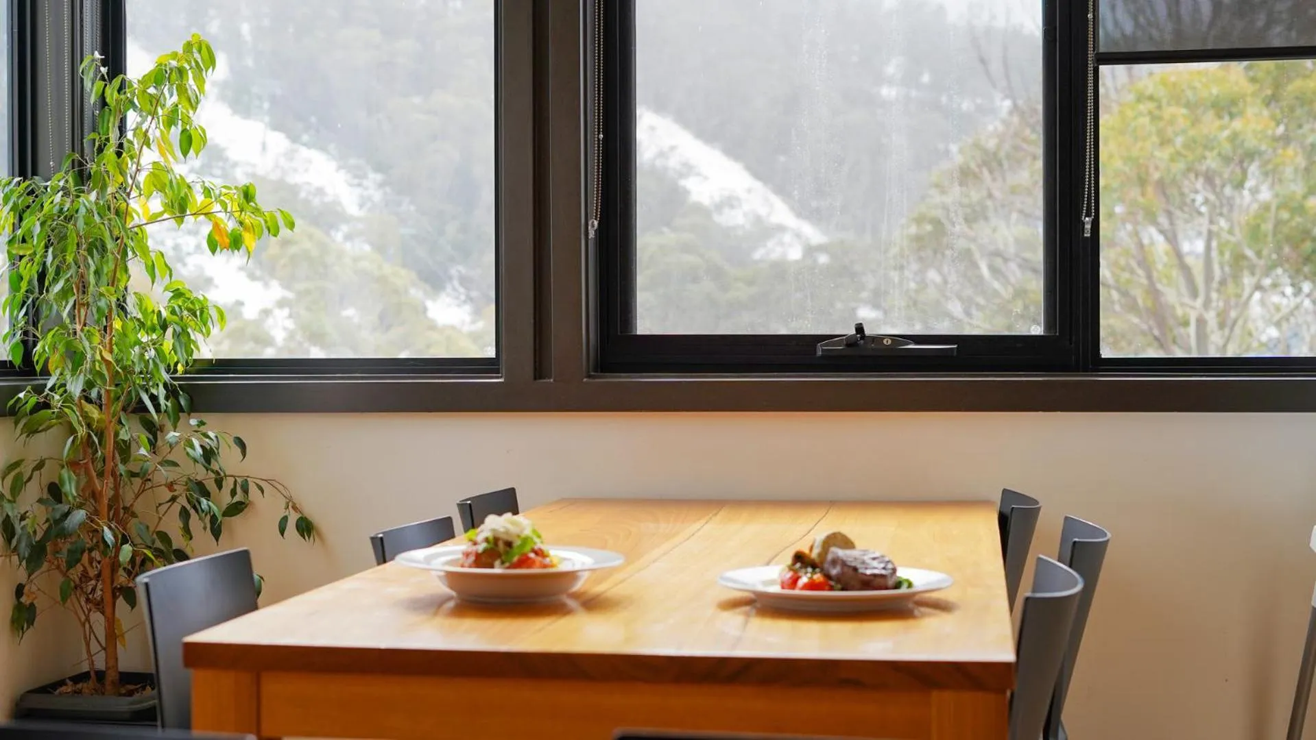 Food and drinks in Boali Lodge Thredbo