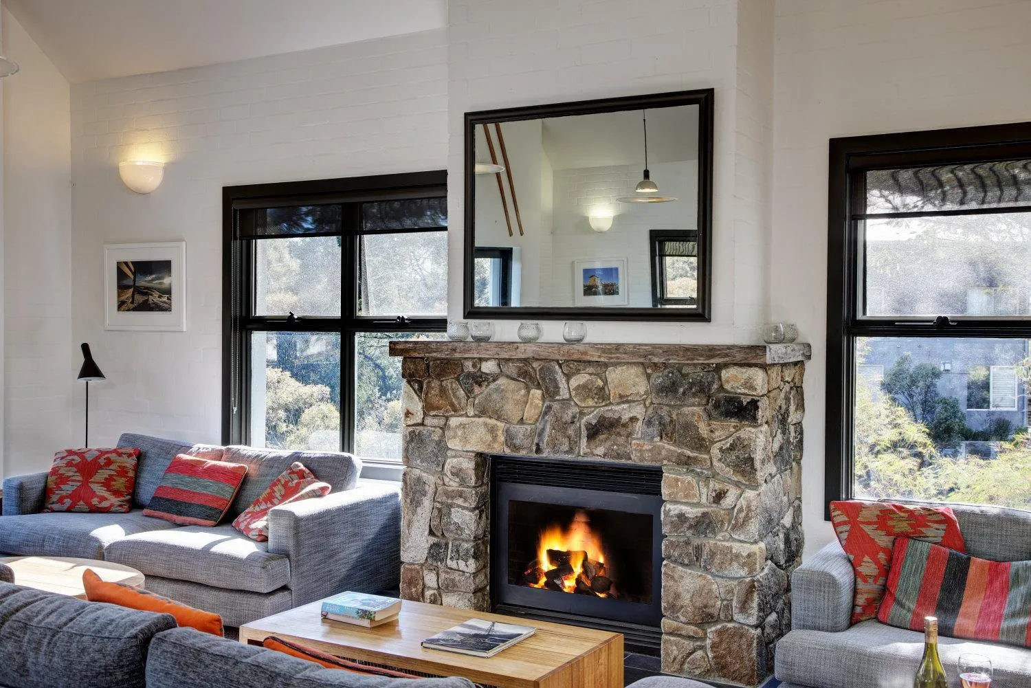 Communal lounge/ TV room in Boali Lodge Thredbo