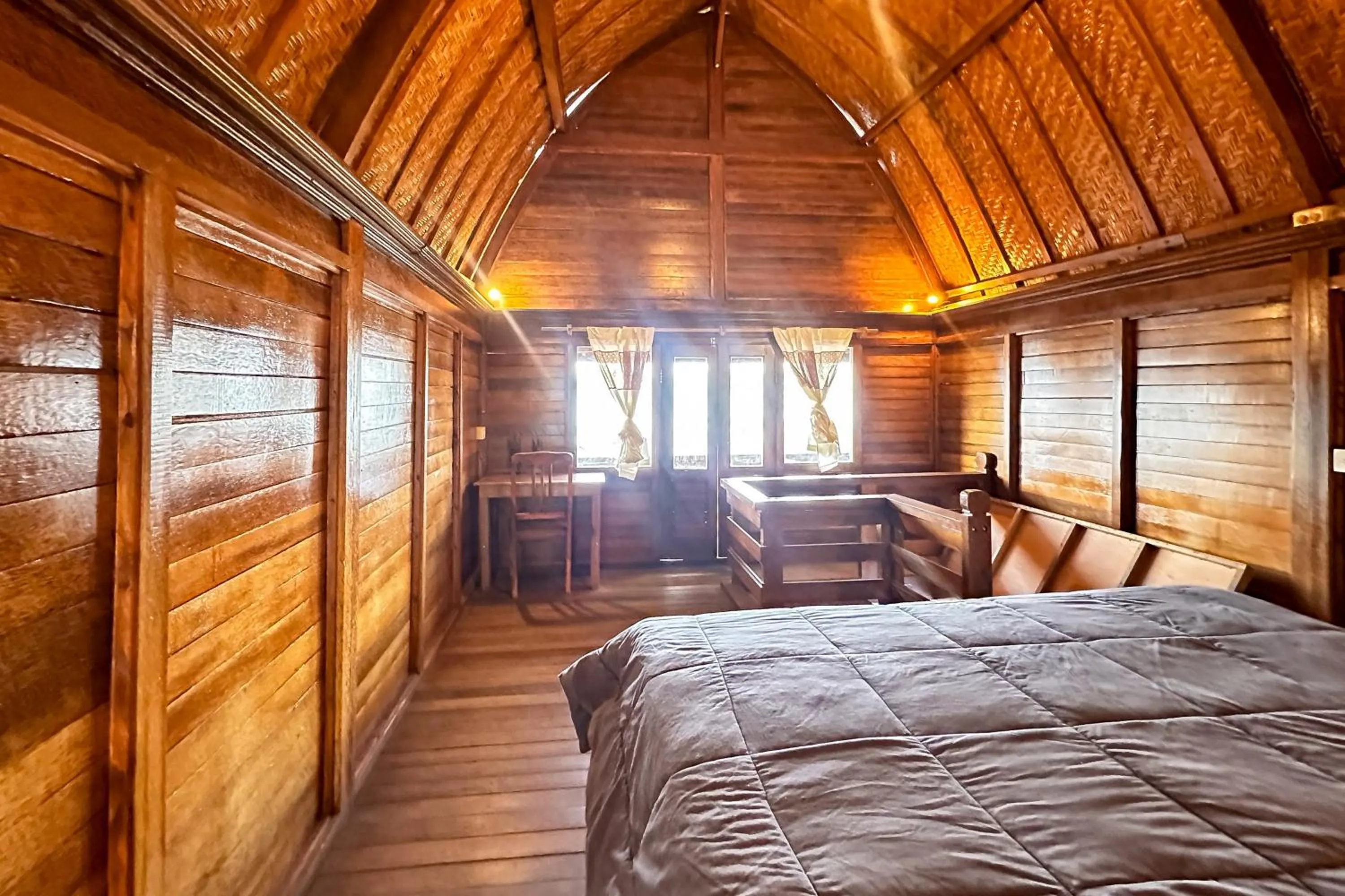 Bedroom, Bed in Baruna Lake Side View