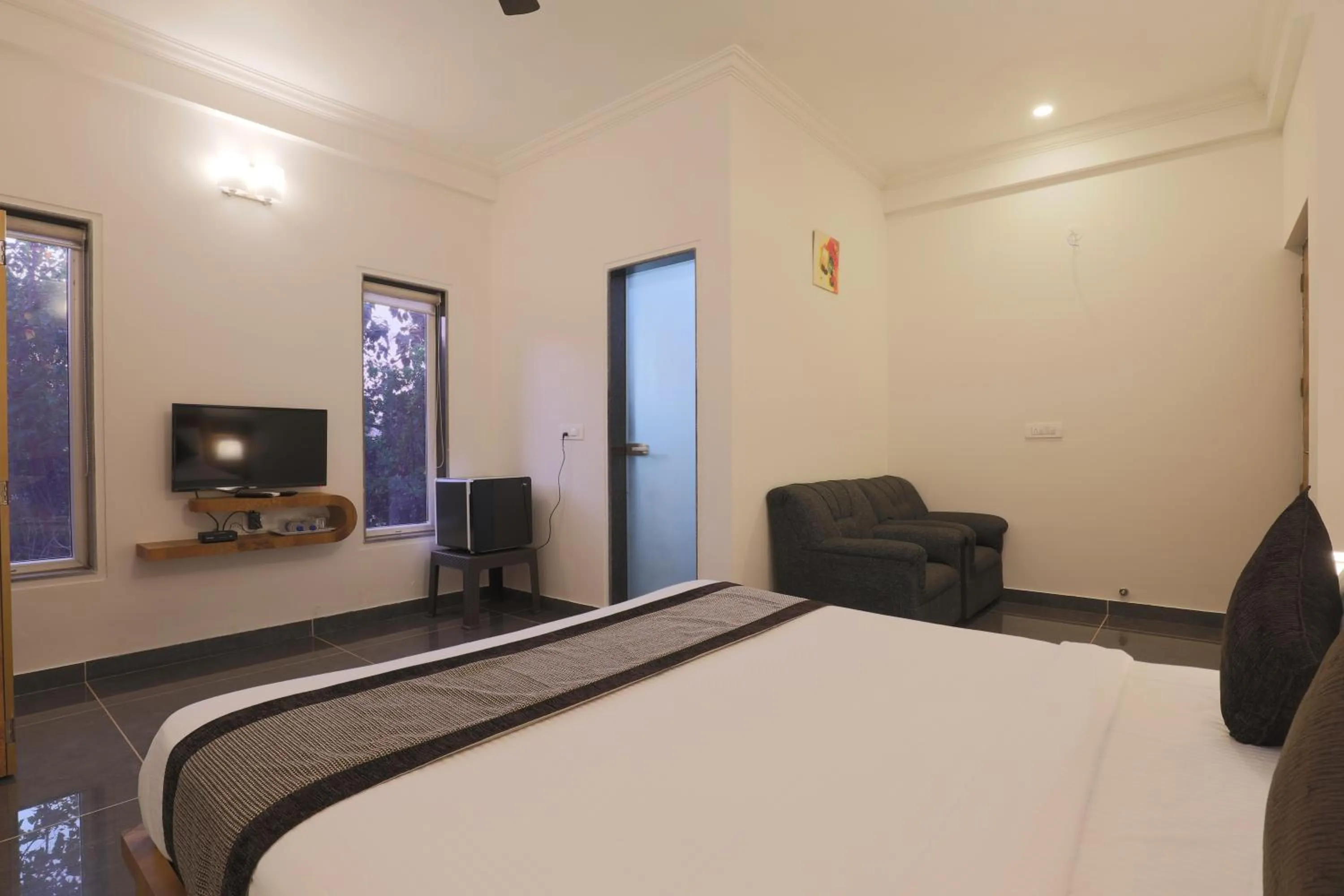 Photo of the whole room, Bed in Rankk Stays