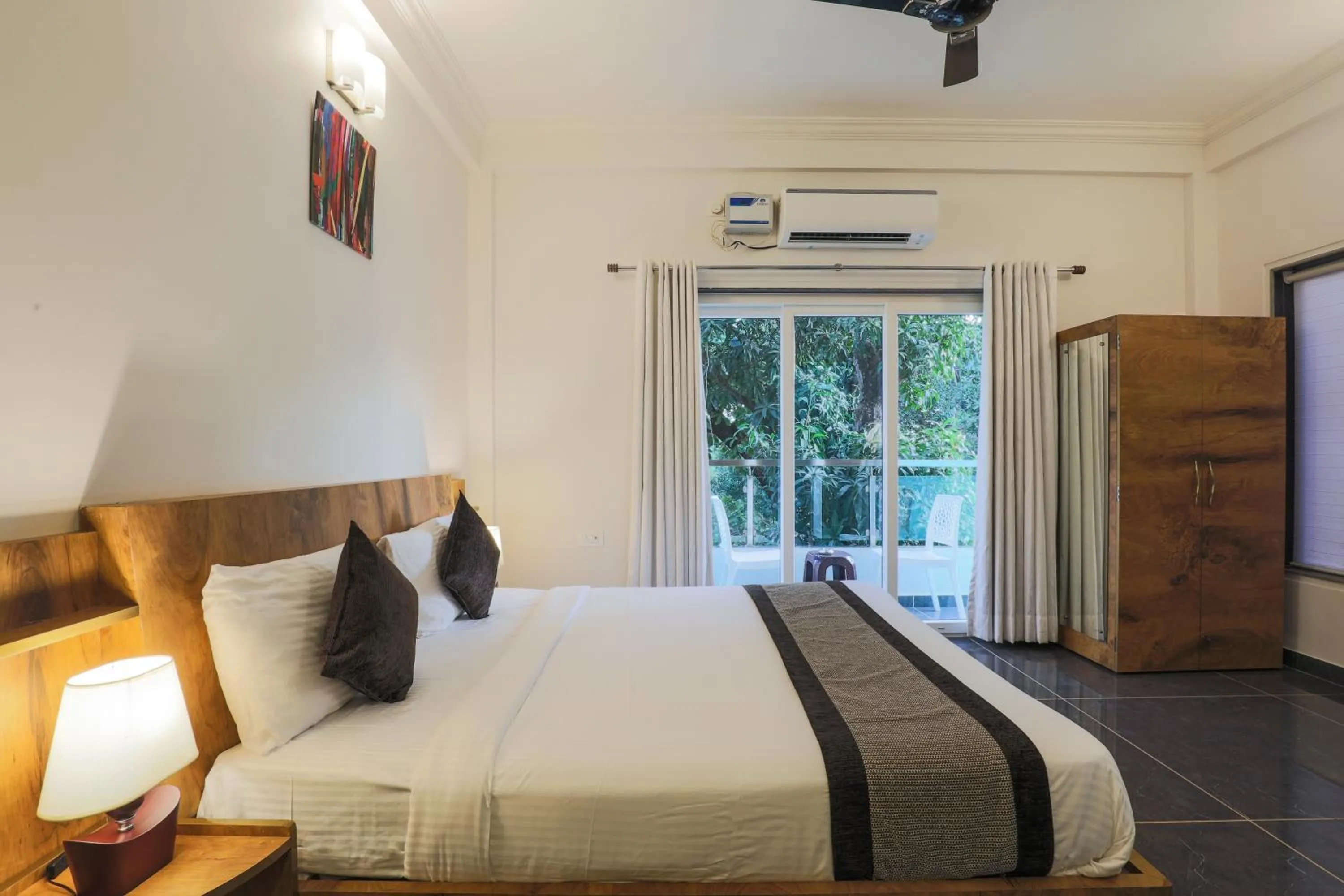 Photo of the whole room, Bed in Rankk Stays