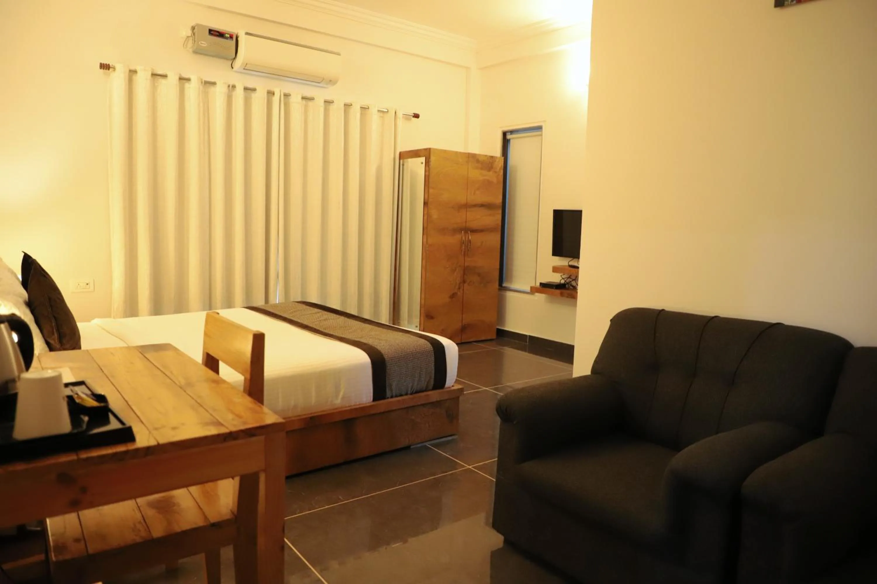 Photo of the whole room, Bed in Rankk Stays