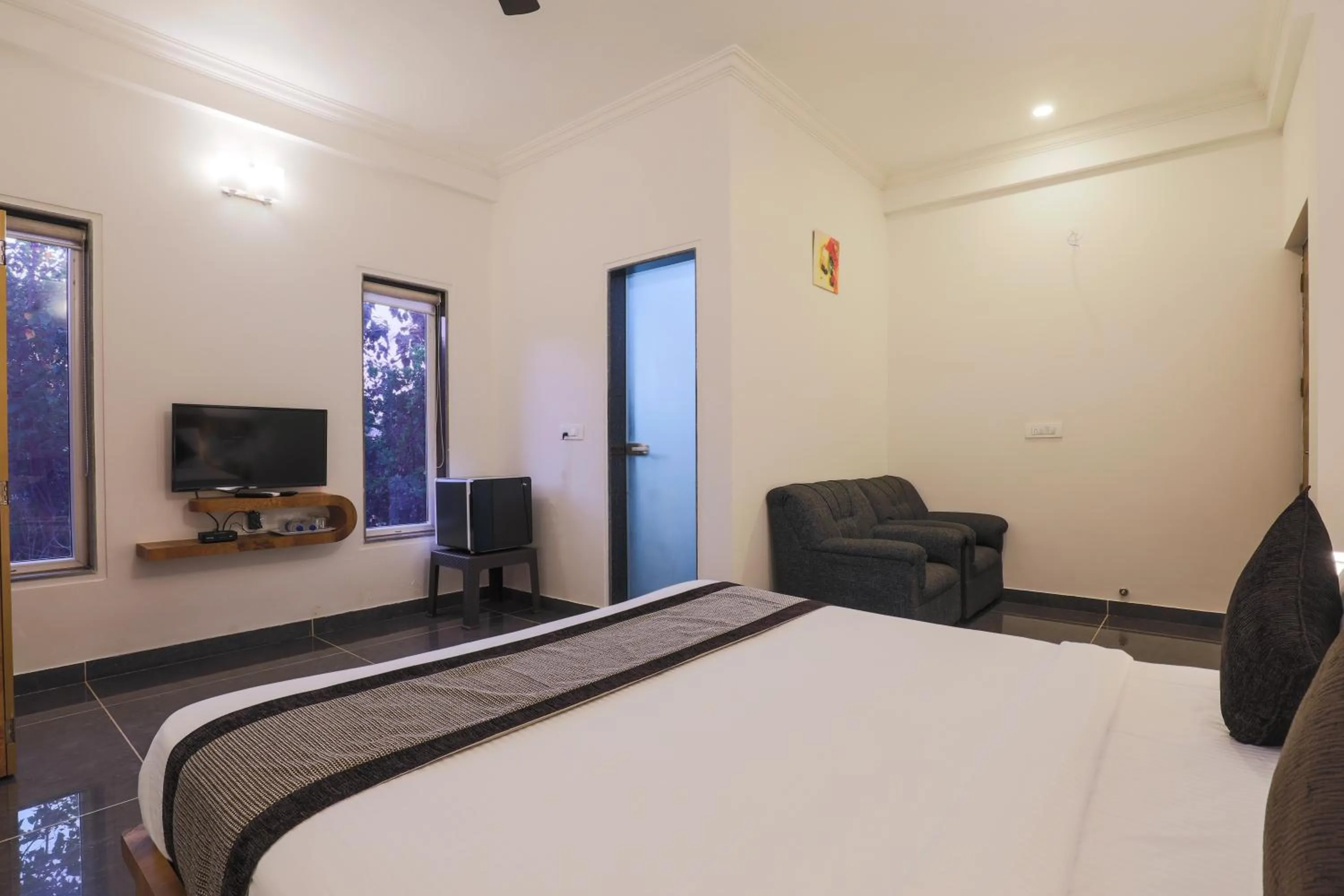 Photo of the whole room, Bed in Rankk Stays