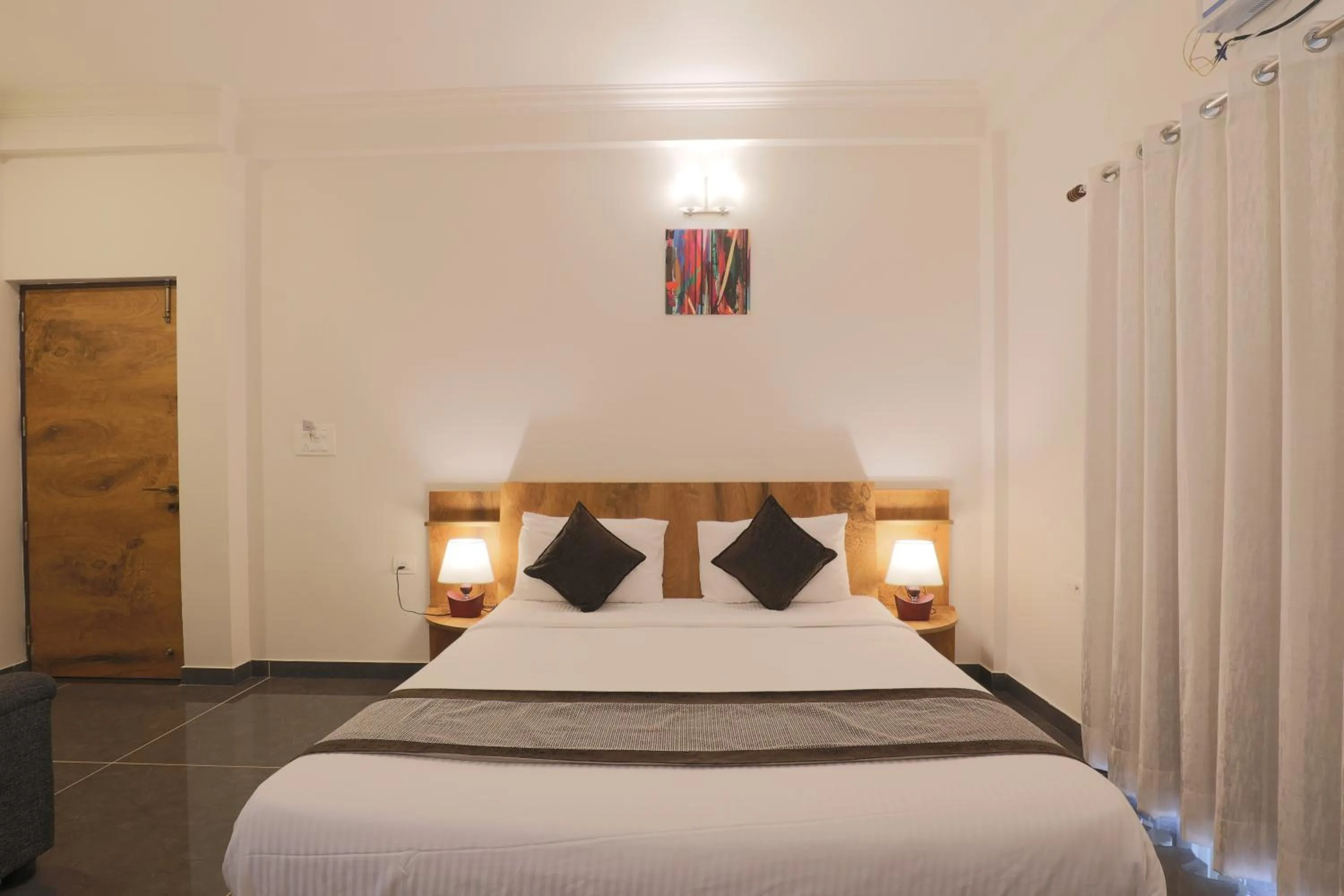 Photo of the whole room, Bed in Rankk Stays