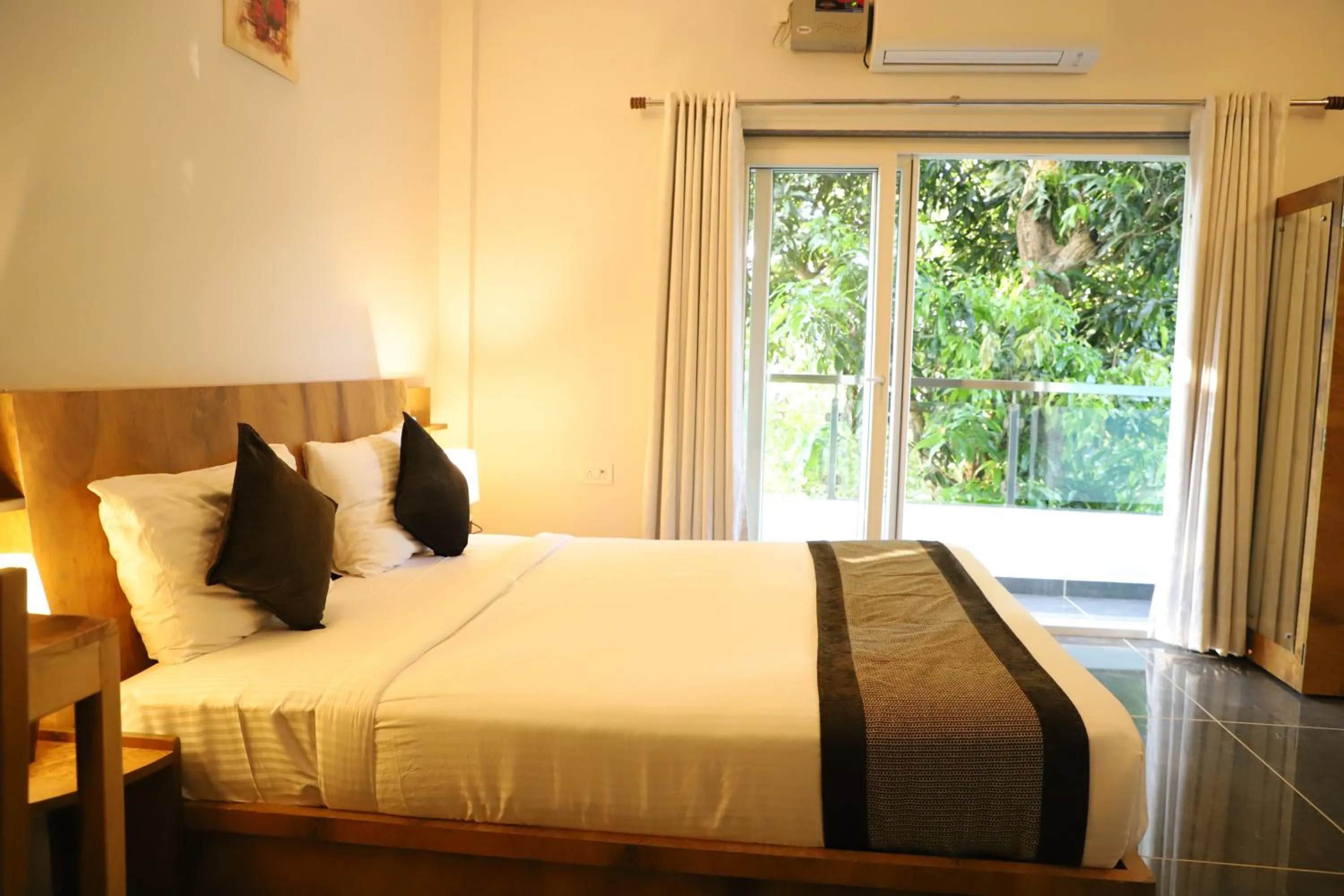 Photo of the whole room, Bed in Rankk Stays