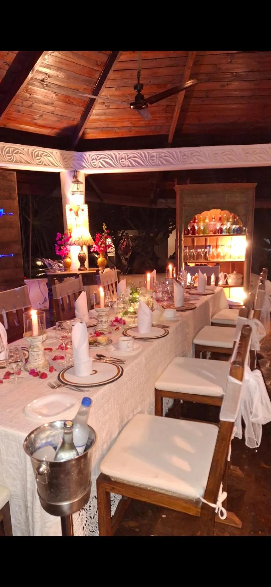 Restaurant/places to eat in African House Resort