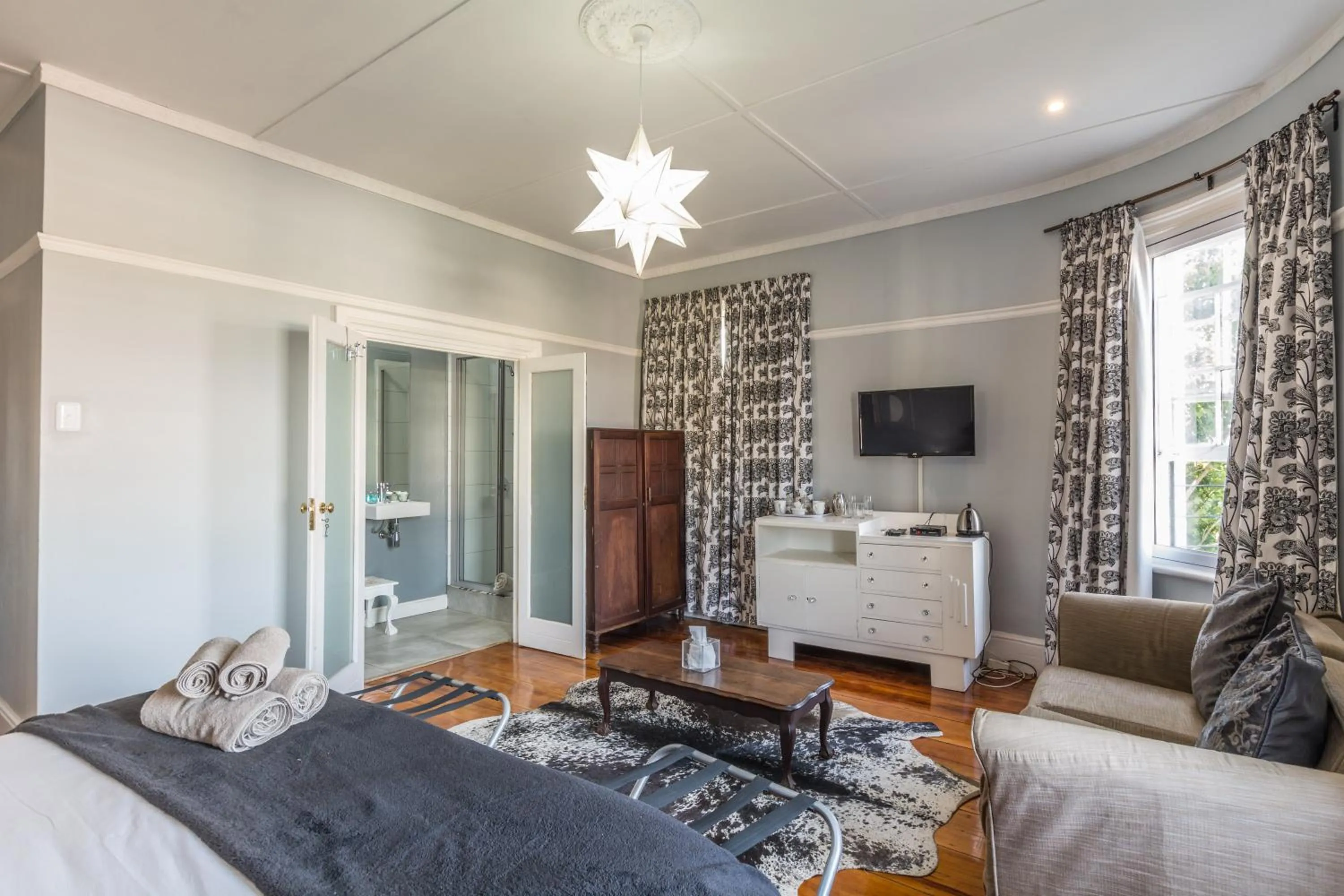 Photo of the whole room, Bed in Bartholomew's Loft