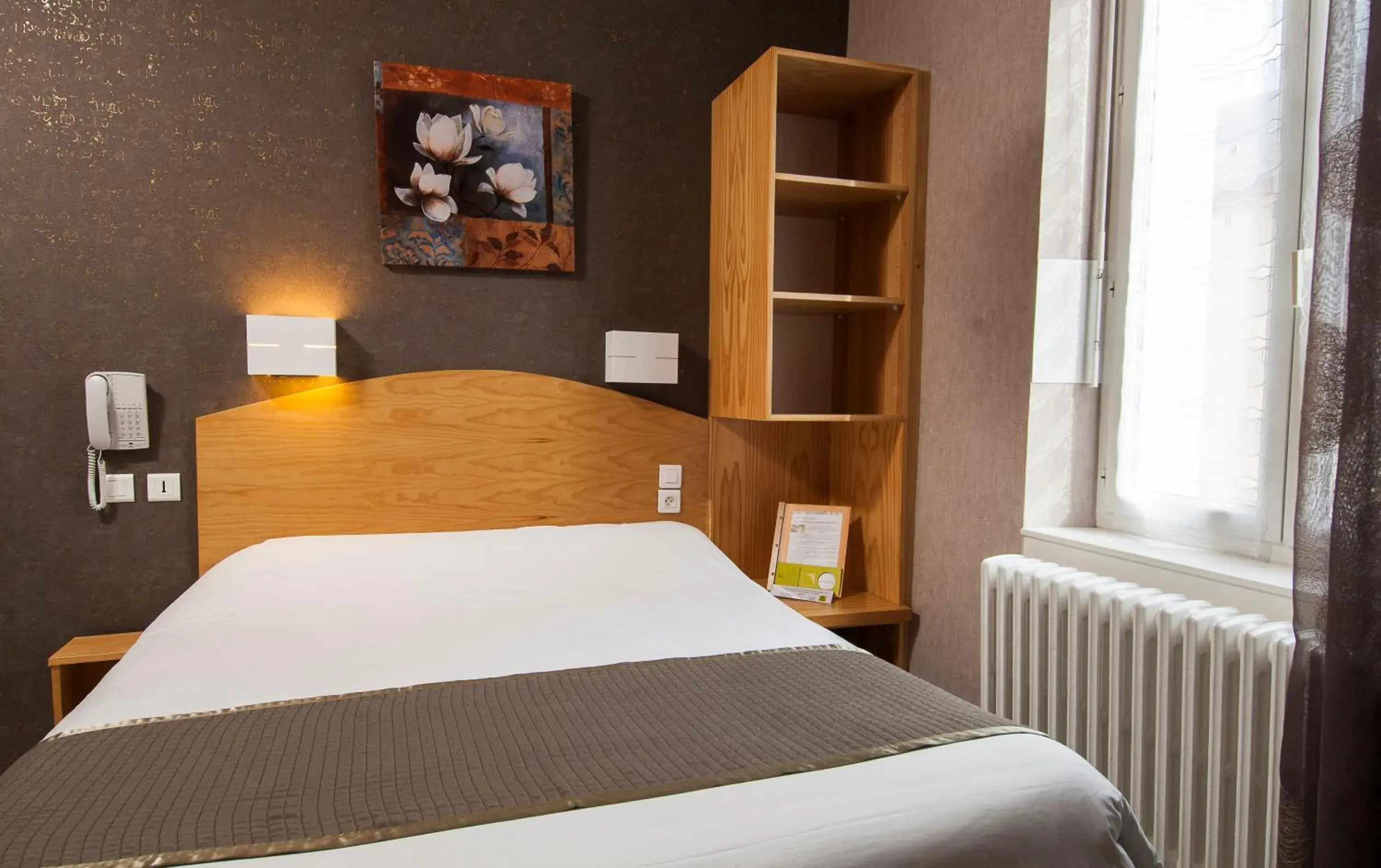 Family Room with Shared Bathroom in Logis Hôtel Restaurant Cazes Arazat Family Room with Shared Bathroom in Logis Hôtel Restaurant Cazes Arazat