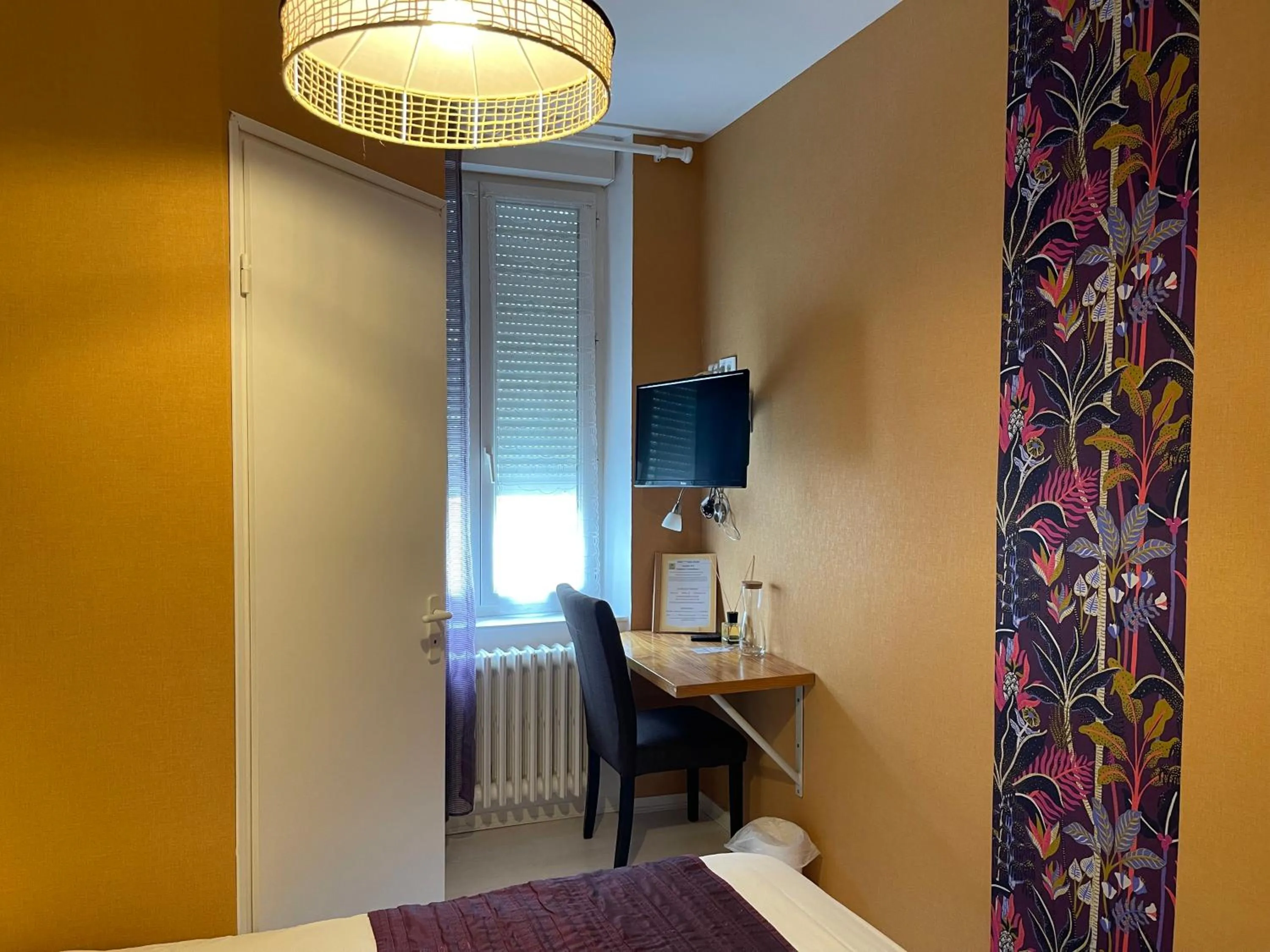 Bed in Logis Hôtel Restaurant Cazes Arazat