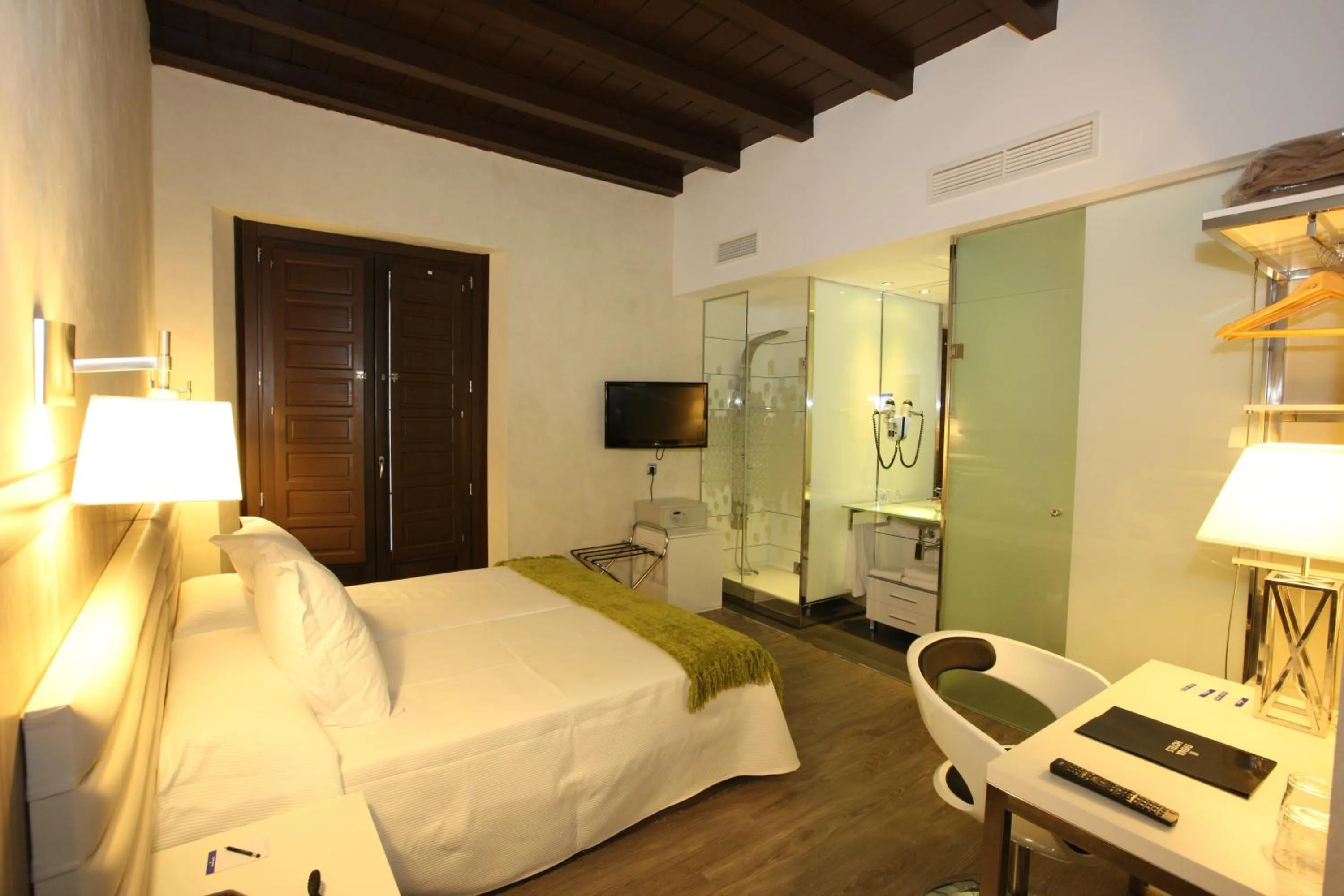Photo of the whole room, Bed in Evenia Alcalá Boutique Hotel