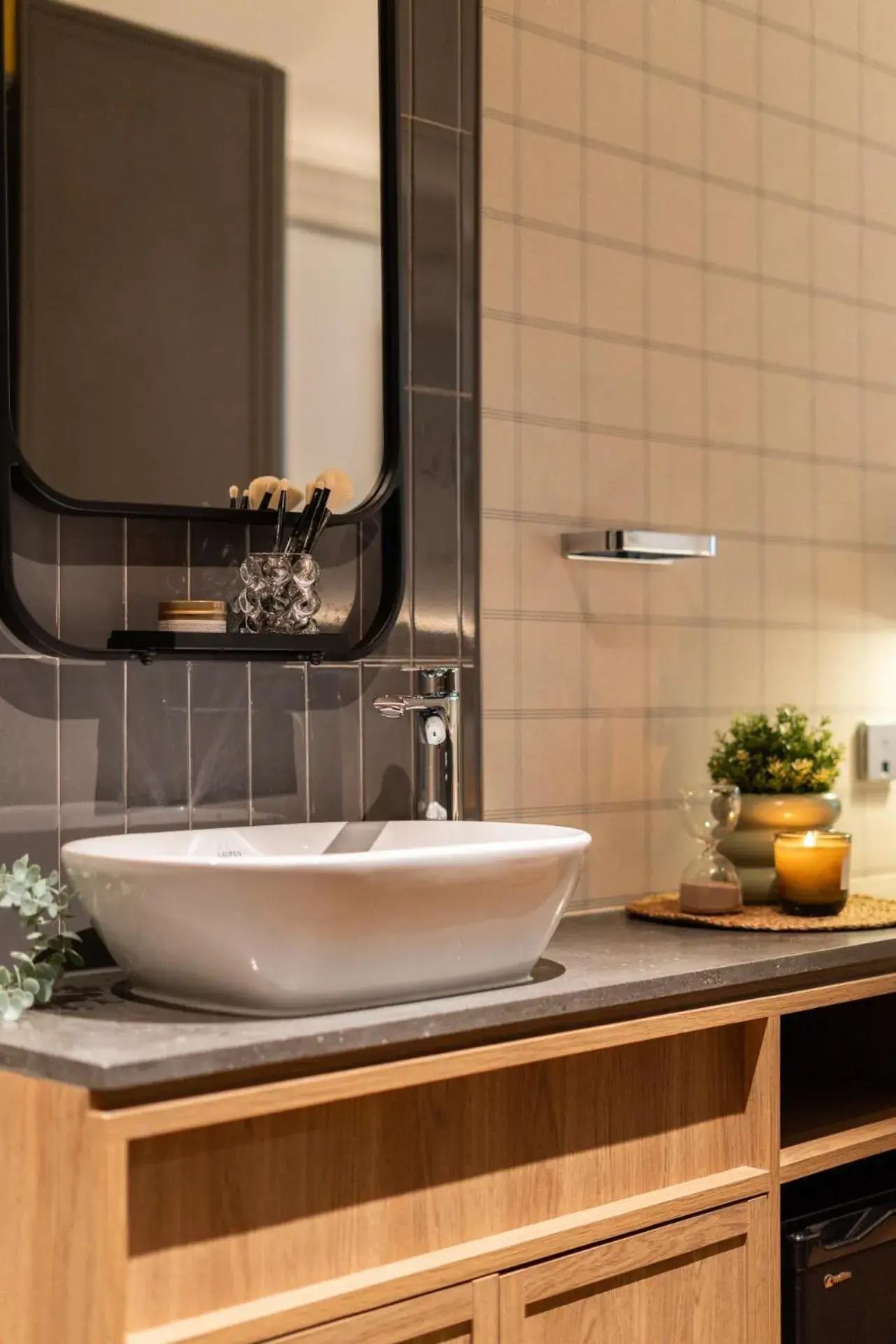 Superior Queen Room - Mid Floor in Dash Living on Hollywood Superior Queen Room - Mid Floor in Dash Living on Hollywood