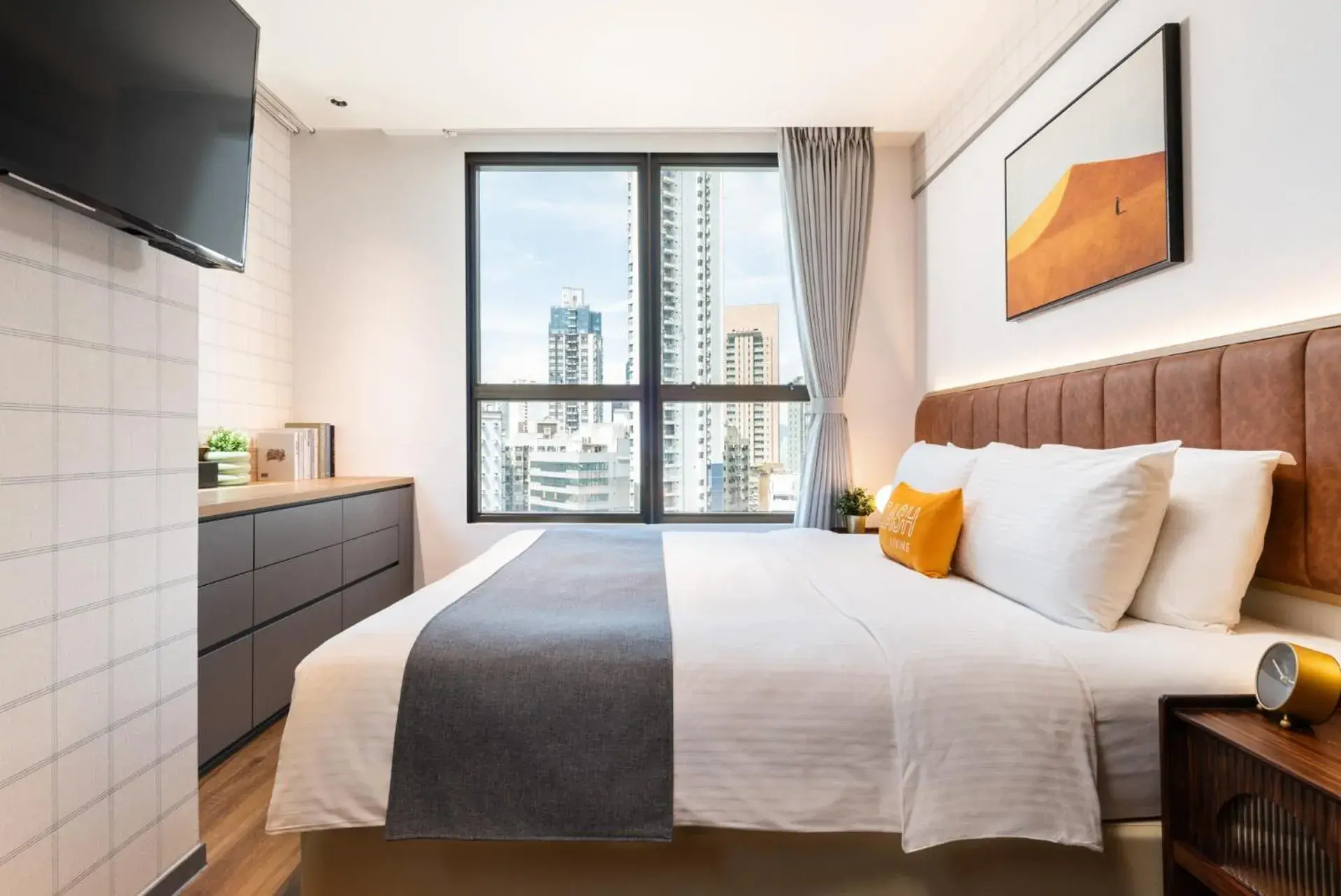 Deluxe King Room in Dash Living on Hollywood Deluxe King Room in Dash Living on Hollywood