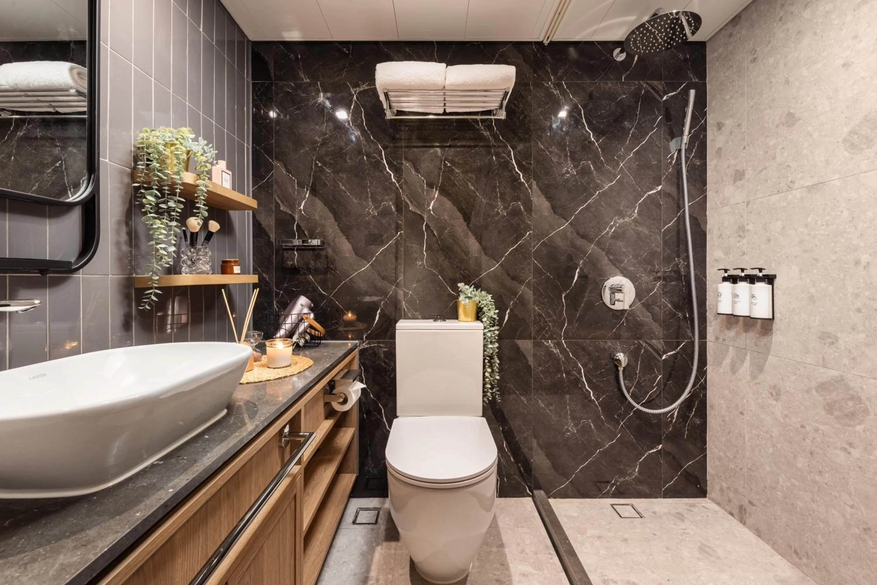 Bathroom in Dash Living on Hollywood