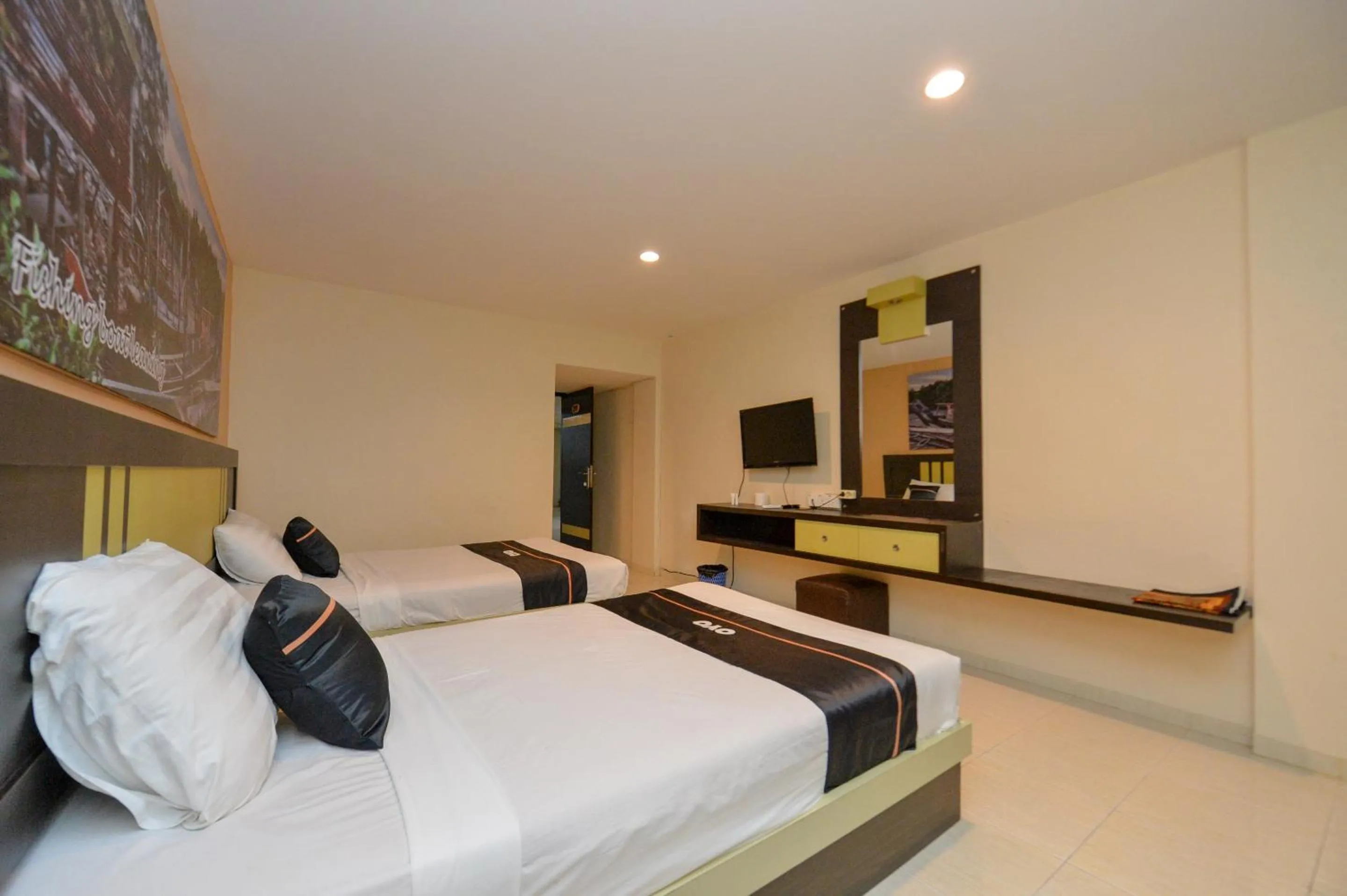 Bedroom in OYO 2487 Sampurna Jaya Hotel