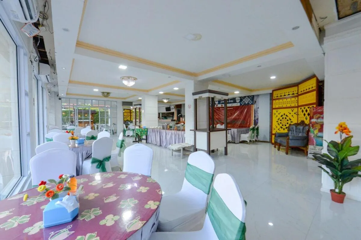Lobby or reception in OYO 2487 Sampurna Jaya Hotel