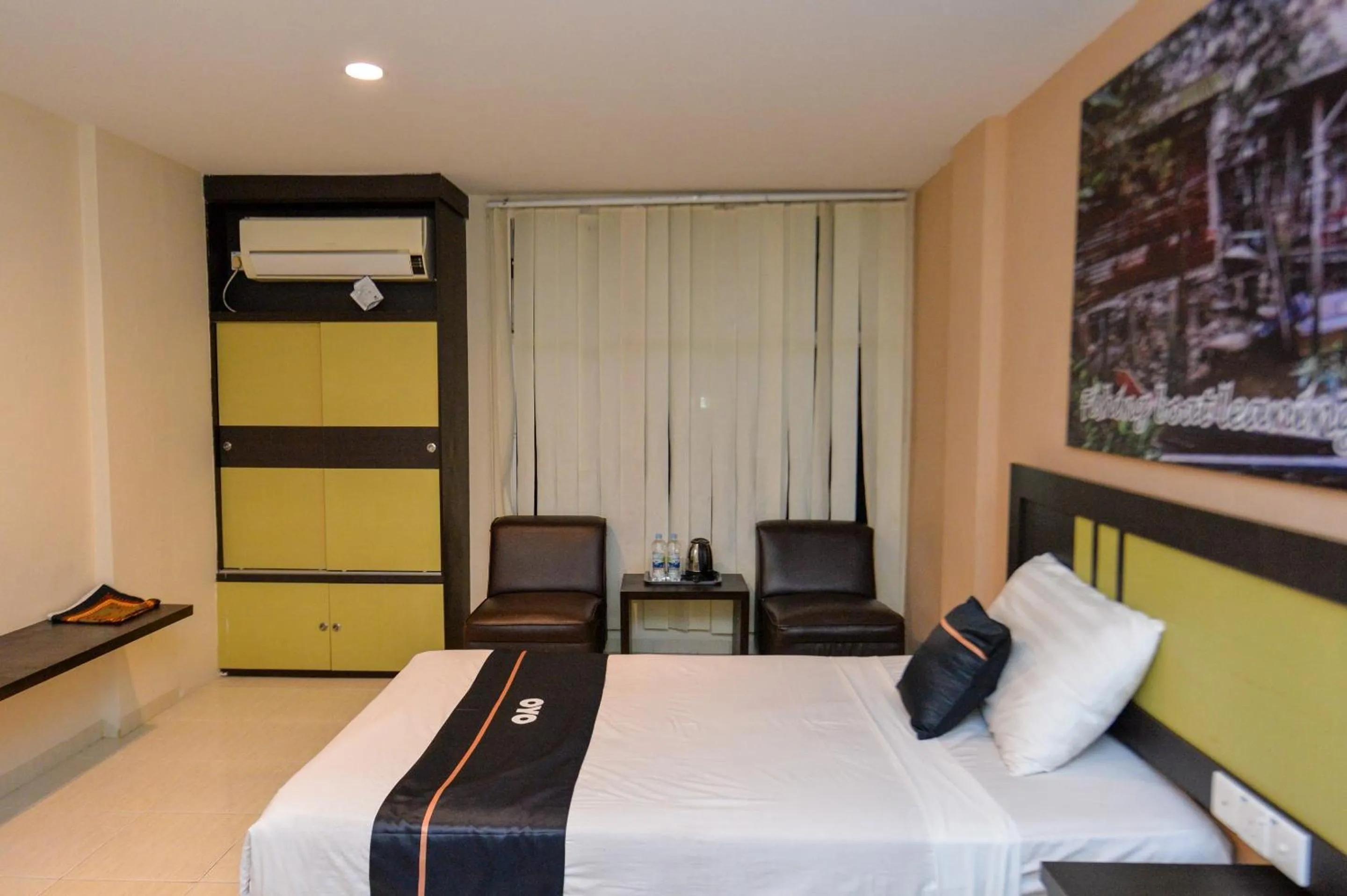 Bedroom in OYO 2487 Sampurna Jaya Hotel