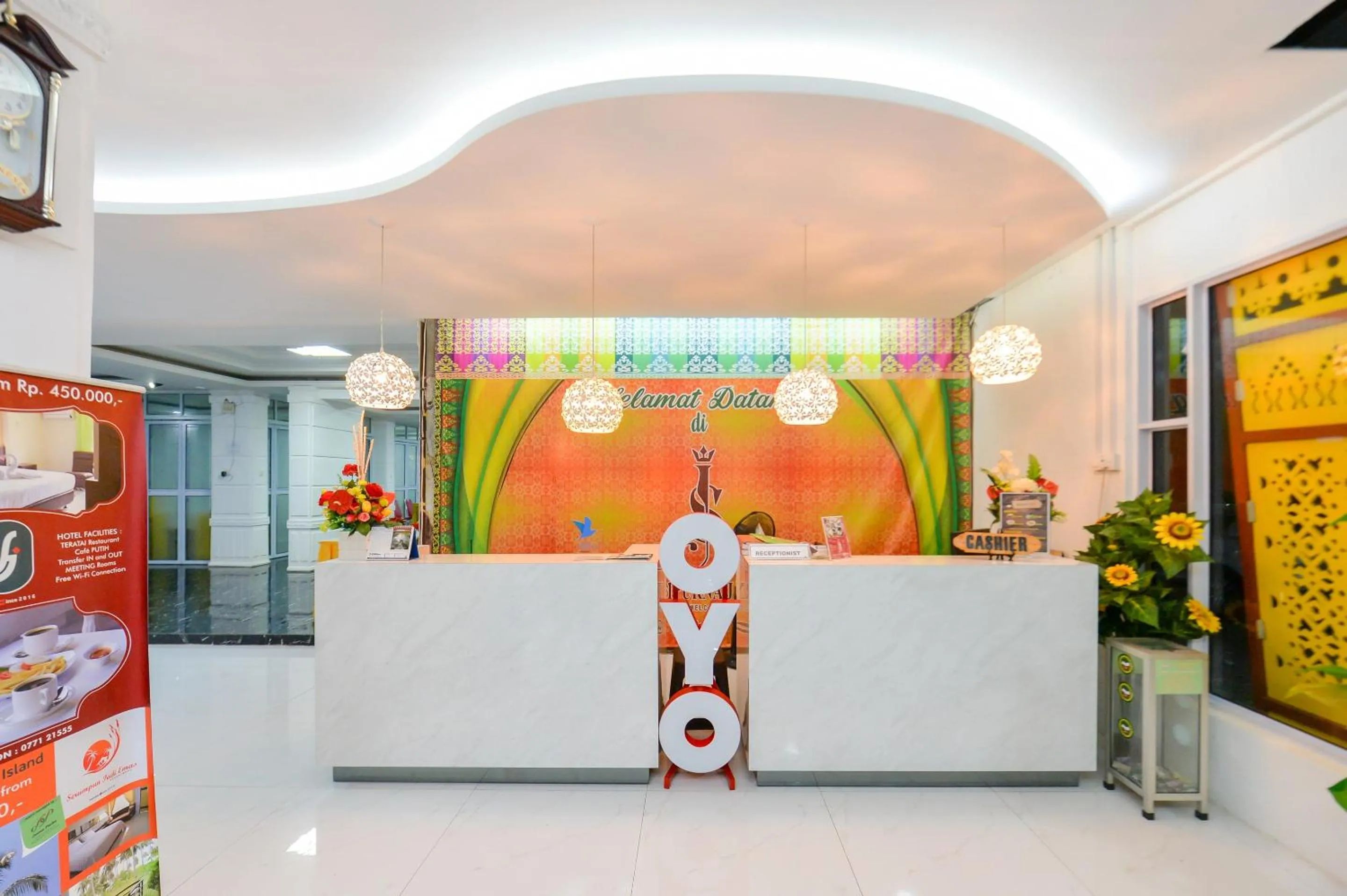 Lobby or reception in OYO 2487 Sampurna Jaya Hotel